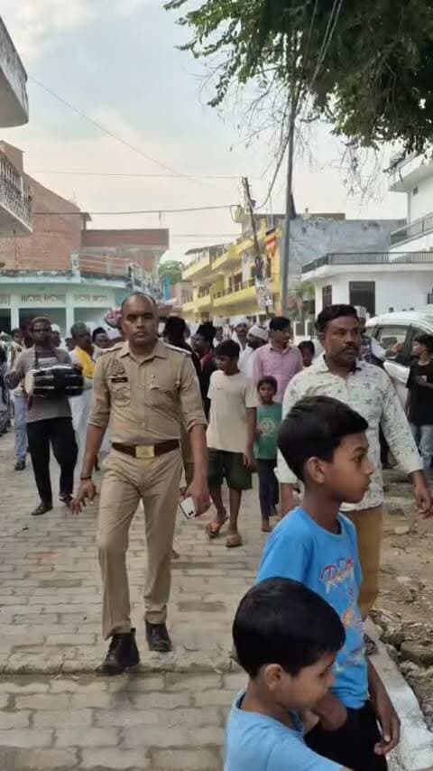 🕌 सरायअकिल में चादरपोशी व समा महफिल का आयोजन
📍 सरायअकिल, कौशांबी। थाना परिसर स्थित हजरत मोहम्मद सैय्यद गुलाम साहब कूद्दूस रहमतुल्लाह अलैह की मजार पर बुधवार को अकीदतमंदों ने चादरपोशी की। इस दौरान कलाम और नात-ए-पाक की समा महफिल भी सजाई गई।
कार्यक्रम का आयोजन हशमत उल्लाह के नेतृत्व में हुआ। अकीदतमंदों ने मजार पर चादर पेश कर मुल्क में अमन-चैन, खुशहाली और आपसी भाईचारे की दुआ मांगी।
वहीं बुद्धूपुरी मोहल्ला स्थित हजरत गुलाम हसन दादा की मजार पर भी चादरपोशी की गई। समा महफिल में नात और कलाम पेश किए गए, जिसमें बड़ी संख्या में अकीदतमंद शामिल हुए।
इस दौरान मोहम्मद अल्ताफ, मोहन रस्तोगी, उद्यो श्याम, तस्लीम अहमद और नगर अध्यक्ष अनूप सिंह समेत अन्य लोग मौजूद रहे।
🤲 अमन, भाईचारे और खुशहाली की दुआ के साथ संपन्न हुई समा महफिल।
#सरायअकिल #कौशांबी #चादरपोशी #समा_महफिल #नात_ए_पाक अकीदतमंद अमन_चैन भाईचारा KaushambiNews