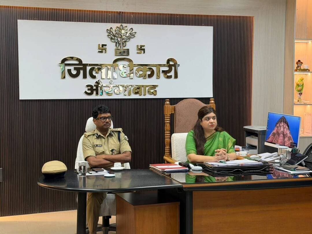 🪔 दुर्गापूजा पर्व 2026 एवं आगामी त्योहारों को लेकर प्रशासन पूरी तरह सजग
🎥 आज दिनांक 07 अक्टूबर 2026 को मुख्य सचिव, बिहार की अध्यक्षता में वीडियो कॉन्फ्रेंसिंग के माध्यम से राज्य के सभी जिला पदाधिकारियों एवं पुलिस अधीक्षकों के साथ आगामी त्योहारों के शांतिपूर्ण, सौहार्दपूर्ण एवं सुरक्षित आयोजन को लेकर समीक्षा बैठक आयोजित की गई।
बैठक में विधि-व्यवस्था, सुरक्षा व्यवस्था, पूजा पंडालों एवं जुलूसों का संचालन, विसर्जन मार्ग, संवेदनशील स्थलों पर निगरानी, यातायात प्रबंधन, स्वच्छता, पेयजल, विद्युत, चिकित्सा एवं अग्निशमन व्यवस्था सहित विभिन्न आवश्यक तैयारियों की समीक्षा की गई।
🔹 पूजा पंडालों, जुलूसों एवं विसर्जन मार्गों का पूर्व निरीक्षण कर आवश्यक व्यवस्थाएं सुनिश्चित करने के निर्देश।
🔹 संवेदनशील एवं महत्वपूर्ण स्थलों पर पर्याप्त संख्या में दंडाधिकारी एवं पुलिस बल की प्रतिनियुक्ति।
🔹 नियमित गश्ती एवं सतत निगरानी को प्रभावी बनाने पर जोर।
🔹 सोशल मीडिया पर प्रसारित अफवाहों, भ्रामक एवं आपत्तिजनक सूचनाओं पर विशेष निगरानी एवं त्वरित कार्रवाई के निर्देश।
🔹 स्वच्छता, पेयजल, विद्युत, चिकित्सा, एंबुलेंस एवं अग्निशमन की समुचित व्यवस्था सुनिश्चित करने पर बल।
🔹 नियंत्रण कक्ष को प्रभावी रूप से संचालित करने तथा सभी संबंधित विभागों के बीच बेहतर समन्वय सुनिश्चित करने के निर्देश।
जिला पदाधिकारी, औरंगाबाद श्रीमती अभिलाषा शर्मा (भा.प्र.से.) एवं पुलिस अधीक्षक श्री उपेंद्रनाथ वर्मा ने वीडियो कॉन्फ्रेंसिंग में भाग लिया।
मुख्य सचिव, बिहार के निर्देशों के आलोक में जिला पदाधिकारी द्वारा जिले के सभी संबंधित पदाधिकारियों को समय पूर्व सभी आवश्यक तैयारियां पूर्ण करने, शांति समिति की बैठक आयोजित करने तथा पूजा समितियों एवं स्थानीय जनप्रतिनिधियों के साथ समन्वय स्थापित करने का निर्देश दिया गया है।
🤝 जिला प्रशासन, औरंगाबाद की आमजन एवं सभी पूजा समितियों से अपील है कि दुर्गापूजा एवं आगामी त्योहारों को आपसी भाईचारे, शांति, सद्भाव एवं सौहार्दपूर्ण वातावरण में मनाएं तथा प्रशासन द्वारा जारी दिशा-निर्देशों का पालन करते हुए जिला प्रशासन का सहयोग करें।
#SamratChoudhary #CMSamrat #DurgaPuja2026 #AurangabadBihar #FestivalSafety #LawAndOrder
Home Department, Govt. of Bihar Information & Public Relations Department, Government of Bihar CMO Bihar