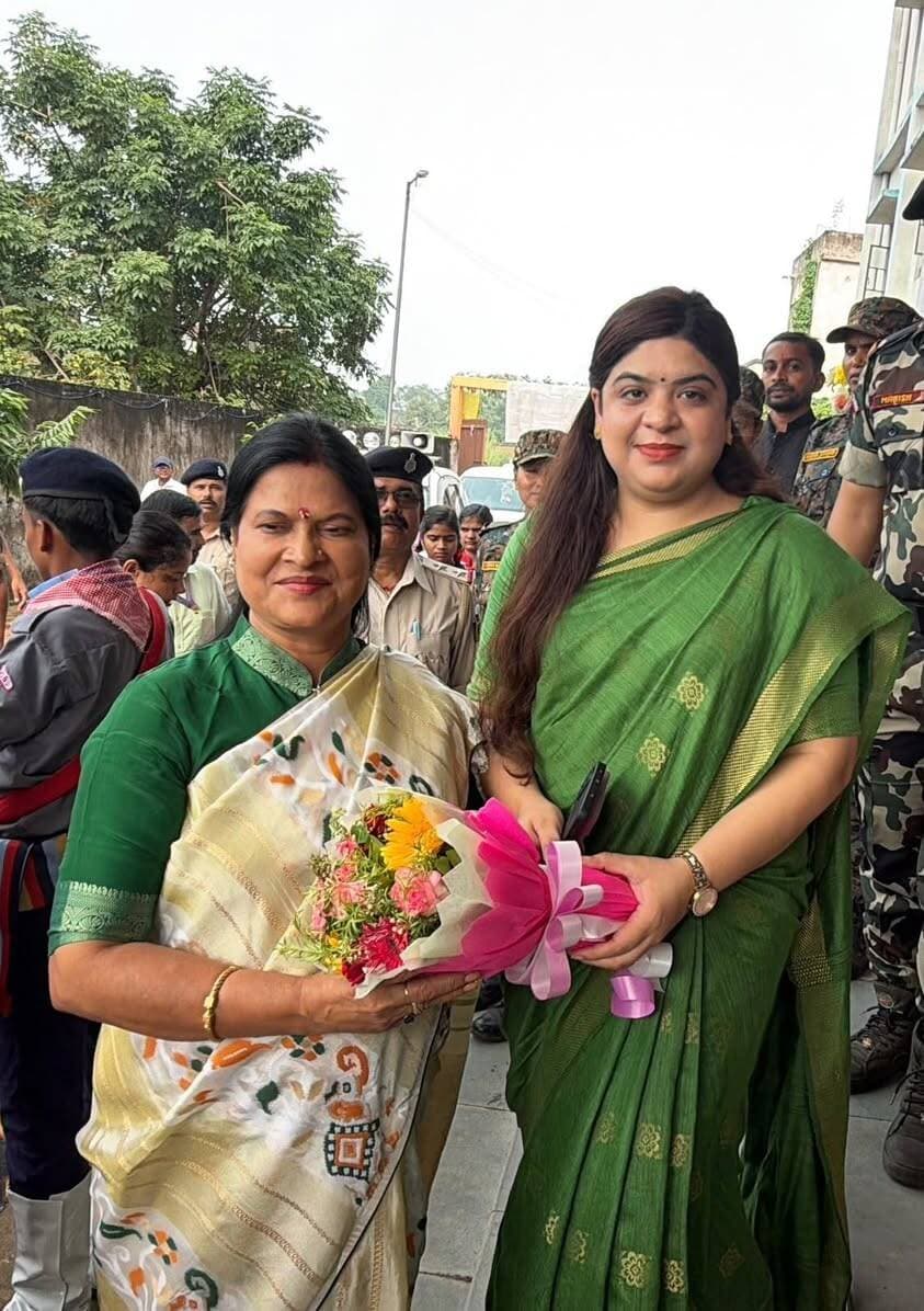 🏫 देवकुंड में केन्द्रीय विद्यालय का शुभारंभ | गुणवत्तापूर्ण शिक्षा के नए अवसरों का विस्तार
📚 आज दिनांक 07 अक्टूबर 2026 को गोह प्रखंड के देवकुंड में केन्द्रीय विद्यालय देवकुंड, गोह, औरंगाबाद का विधिवत शुभारंभ माननीया मंत्री, पिछड़ा एवं अति पिछड़ा वर्ग कल्याण विभाग, बिहार-सह-प्रभारी मंत्री, औरंगाबाद श्रीमती रमा निषाद द्वारा किया गया।
इस अवसर पर माननीय राज्यसभा सांसद श्री उपेंद्र कुशवाहा, जिला पदाधिकारी श्रीमती अभिलाषा शर्मा (भा.प्र.से.), पूर्व विधायक गोह श्री रणविजय सिंह, केन्द्रीय विद्यालय संगठन के पदाधिकारीगण, जिला प्रशासन के पदाधिकारीगण, विद्यालय के प्राचार्य, शिक्षकगण, अभिभावक, विद्यार्थी एवं देवकुंड-गोह क्षेत्र के गणमान्य नागरिक उपस्थित रहे।
✨ एक विद्यालय, उज्ज्वल भविष्य की नई शुरुआत
अपने संबोधन में जिला पदाधिकारी श्रीमती अभिलाषा शर्मा (भा.प्र.से.) ने कहा कि देवकुंड, गोह एवं आसपास के क्षेत्र के लिए यह हर्ष और गौरव का अवसर है। किसी नए विद्यालय की शुरुआत केवल एक संस्था की शुरुआत नहीं, बल्कि क्षेत्र के बच्चों के सपनों, संभावनाओं और उज्ज्वल भविष्य की नई शुरुआत है।
📍 2018 से शुरू हुई स्थापना की यात्रा
केन्द्रीय विद्यालय देवकुंड की स्थापना की यात्रा वर्ष 2018 में प्रारंभ हुई, जब इसे देश में स्थापित किए जाने वाले नए केन्द्रीय विद्यालयों में शामिल किया गया। इसके बाद विद्यालय की स्थापना के लिए आवश्यक प्रशासनिक प्रक्रियाओं, भूमि की उपलब्धता एवं स्थायी परिसर की व्यवस्था की दिशा में लगातार प्रयास किए गए।
🏗️ स्थायी परिसर की दिशा में महत्वपूर्ण कदम
देवकुंड में 4 एकड़ भूमि चिन्हित की गई तथा वर्ष 2025 में बिहार सरकार द्वारा उक्त भूमि को केन्द्रीय विद्यालय संगठन के पक्ष में 30 वर्षों के लिए लीज पर दिए जाने की स्वीकृति प्रदान की गई। इसके बाद जिला प्रशासन, औरंगाबाद द्वारा आवश्यक कार्रवाई करते हुए बिहार सरकार एवं केन्द्रीय विद्यालय संगठन के मध्य भूमि संबंधी लीज डीड का पंजीकरण कराया गया।
यह केन्द्रीय विद्यालय के स्थायी परिसर के विकास की दिशा में महत्वपूर्ण मील का पत्थर है।
📖 शैक्षणिक सत्र 2026-27 से पढ़ाई शुरू
विद्यालय का संचालन शैक्षणिक सत्र 2026-27 से प्रारंभ किया गया है। वर्तमान में राजकीय औद्योगिक प्रशिक्षण संस्थान (ITI), देवकुंड के परिसर को अस्थायी परिसर के रूप में उपलब्ध कराया गया है।
🌱 सिर्फ पढ़ाई नहीं, व्यक्तित्व निर्माण भी
केन्द्रीय विद्यालय देवकुंड में विद्यार्थियों के पठन-पाठन के साथ-साथ अनुशासन, वैज्ञानिक दृष्टिकोण, रचनात्मकता, राष्ट्रीय एकता, सामाजिक जिम्मेदारी एवं आत्मविश्वास विकसित करने पर भी ध्यान दिया जाएगा।
💡 तकनीक आधारित आधुनिक शिक्षा की ओर कदम
वर्तमान समय में शिक्षा के क्षेत्र में तकनीक की बढ़ती भूमिका को देखते हुए विद्यार्थियों को डिजिटल कक्षाओं, स्मार्ट क्लास, पुस्तकालय एवं आधुनिक शिक्षण व्यवस्था के माध्यम से नई तकनीकों और बदलते समय की आवश्यकताओं से जोड़ने की दिशा में कार्य किया जा रहा है।
🇮🇳 स्थायी परिसर के साथ होगा क्रमिक विस्तार
विद्यालय आज अस्थायी परिसर से अपनी शैक्षणिक यात्रा प्रारंभ कर रहा है, लेकिन इसका लक्ष्य इससे कहीं बड़ा है। केन्द्रीय विद्यालय संगठन को उपलब्ध कराई गई भूमि पर स्थायी विद्यालय परिसर के विकास की दिशा में कार्य आगे बढ़ रहा है। स्थायी परिसर के विकसित होने के साथ विद्यालय का क्रमिक विस्तार होगा तथा विद्यार्थियों को बेहतर शैक्षणिक एवं सह-शैक्षणिक सुविधाएँ उपलब्ध होंगी।
🤝 सामूहिक प्रयासों से साकार हुआ सपना
माननीय राज्यसभा सांसद श्री उपेंद्र कुशवाहा ने केन्द्रीय विद्यालय देवकुंड के शुभारंभ पर प्रसन्नता व्यक्त करते हुए कहा कि ऐसे महत्वपूर्ण सार्वजनिक संस्थानों की स्थापना में प्रशासन, जनप्रतिनिधियों, समाज एवं संबंधित संस्थाओं का समन्वित सहयोग महत्वपूर्ण होता है। उन्होंने विद्यालय की स्थापना से जुड़े सभी लोगों के प्रति आभार व्यक्त करते हुए इसे क्षेत्र के बच्चों के लिए गुणवत्तापूर्ण शिक्षा की दिशा में महत्वपूर्ण उपलब्धि बताया।
🌟 प्रभारी मंत्री ने दी शुभकामनाएँ
माननीया प्रभारी मंत्री श्रीमती रमा निषाद ने कहा कि गुणवत्तापूर्ण शिक्षा के माध्यम से बच्चों को बेहतर अवसर प्रदान करना एवं उन्हें देश के भविष्य के लिए तैयार करना सरकार की प्राथमिकताओं में शामिल है। उन्होंने विद्यालय के प्राचार्य एवं शिक्षकों से पूरी निष्ठा एवं ईमानदारी के साथ अपने दायित्वों का निर्वहन करने का आह्वान किया।
उन्होंने कहा कि शिक्षक बच्चों के भविष्य निर्माण की आधारशिला होते हैं और उनके मार्गदर्शन से विद्यार्थियों के साथ-साथ समाज एवं देश का भविष्य भी मजबूत होता है।
🎓 देवकुंड-गोह क्षेत्र के बच्चों के लिए नई संभावनाओं का द्वार
केन्द्रीय विद्यालय देवकुंड के शुभारंभ से देवकुंड, गोह एवं आसपास के ग्रामीण क्षेत्रों के विद्यार्थियों को गुणवत्तापूर्ण एवं व्यवस्थित शैक्षणिक वातावरण का अवसर मिलेगा। आने वाले वर्षों में यह विद्यालय क्षेत्र में शिक्षा के एक महत्वपूर्ण केन्द्र के रूप में विकसित होने की दिशा में आगे बढ़ेगा।
🌿 गुणवत्तापूर्ण शिक्षा | आधुनिक अवसर | उज्ज्वल भविष्य
#SamratChoudhary #CMSamrat #KendriyaVidyalaya #Devkund #Goh #Aurangabad #QualityEducation #EducationForAll
Bihar Education Department Information & Public Relations Department, Government of Bihar CMO Bihar