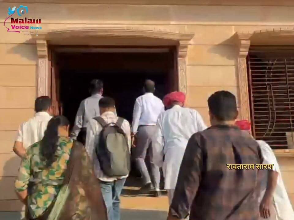 धोरीमन्ना वोटर लिस्ट विवाद के बीच उडासर पूर्व सरपंच हनुमानराम गोदारा के घर पहुंचे SDM बद्रीनारायण, बोले—‘घर-घर चेक करेंगे, बार-बार और अच्छे से चेक करेंगे’ Balotra District Collector and District Magistrate