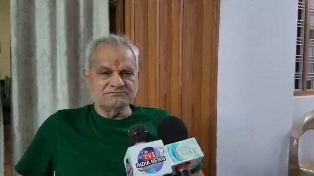 पुराने सोनांचल बस स्टैंड को हटाने के मुद्दे पर पूर्व विधायक केदारनाथ शुक्ला ने उठाई आवाज
गौ-वंशों की पहचान समेत स्थानीय मुद्दों पर भी रखी बात, प्रशासन और जनप्रतिनिधियों के कदम पर नजर
सीधी। सीधी के पुराने सोनांचल बस स्टैंड को हटाने के मुद्दे को लेकर भाजपा के पूर्व विधायक पंडित केदारनाथ शुक्ला ने अहम बात कही है। उन्होंने पुराने बस स्टैंड से जुड़े स्थानीय सरोकारों और इसके हटाए जाने के निर्णय को लेकर अपनी बात सामने रखी।
इसी दौरान गौ-वंशों की पहचान और उनसे जुड़े स्थानीय विषयों को लेकर भी चर्चा हुई। इन मुद्दों को लेकर क्षेत्र में अलग-अलग स्तर पर चर्चाएं जारी हैं।
पूर्व विधायक केदारनाथ शुक्ला द्वारा उठाए गए इन मुद्दों के बाद अब निगाहें प्रशासन और जिम्मेदार जनप्रतिनिधियों की ओर हैं। देखना होगा कि पुराने सोनांचल बस स्टैंड और गौ-वंशों से जुड़े विषयों पर प्रशासन की ओर से क्या कदम उठाया जाता है।
स्थानीय मुद्दों को लेकर पूर्व विधायक की सक्रियता के बाद अब इन मामलों पर आगे की कार्रवाई को लेकर लोगों की नजर प्रशासनिक निर्णय पर टिकी है।