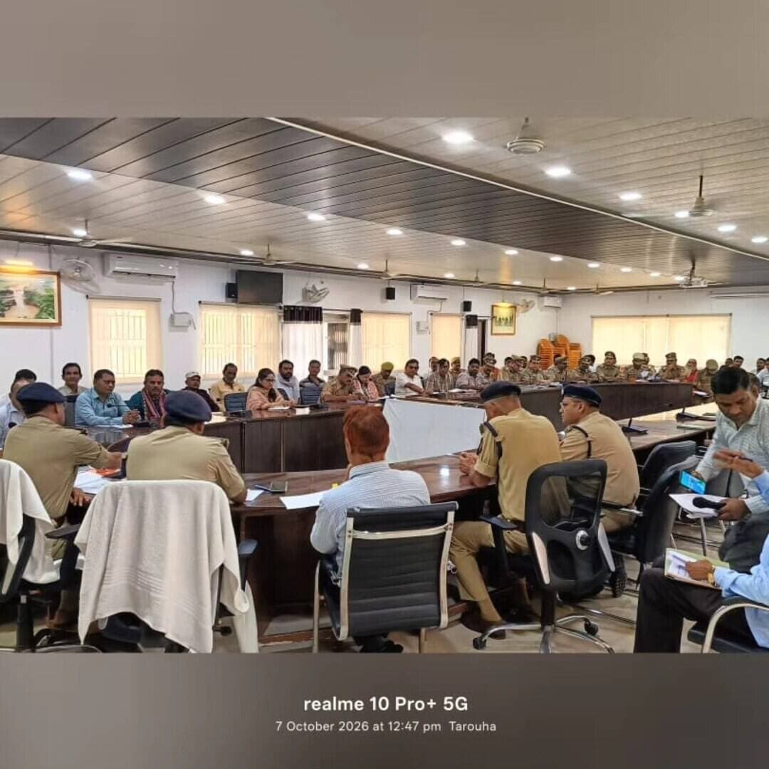 आगामी त्योहारों के दृष्टिगत कलेक्ट्रेट सभागार में समीक्षा बैठक संपन्न: जिलाधिकारी व पुलिस अधीक्षक ने अधिकारियों को दिए आवश्यक दिशा-निर्देश
आगामी दुर्गा पूजा त्योहार को शांतिपूर्ण, सुरक्षित एवं व्यवस्थित ढंग से संपन्न कराने हेतु जिलाधिकारी श्री पुलकित गर्ग की अध्यक्षता तथा पुलिस अधीक्षक श्री अरुण कुमार सिंह की गरिमामयी उपस्थिति में कलेक्ट्रेट सभागार में एक उच्चस्तरीय समीक्षा बैठक का आयोजन किया गया।
बैठक के दौरान जिलाधिकारी ने समस्त विभागीय अधिकारियों को निर्देशित किया कि त्योहारों को सकुशल संपन्न कराना शासन की सर्वोच्च प्राथमिकता है। कहा कि जनपद में कुल 1152 दुर्गा पूजा पंडालों की स्थापना प्रस्तावित है। इस संबंध में जिलाधिकारी द्वारा जारी मुख्य प्रशासनिक दिशा-निर्देश निम्नवत हैं-
सभी पूजा पंडालों में आयोजक द्वारा पूर्व से ही अग्नि सुरक्षा के पर्याप्त उपाय सुनिश्चित किए जाएं।
अधिशासी अभियंता (विद्युत) को निर्देशित किया गया कि विसर्जन के रास्ते में जर्जर व लटके हुए तारों को तत्काल दुरुस्त कराएं। पंडालों के अंदर खुले तार पाए जाने अथवा कोई अप्रिय घटना घटित होने पर संबंधित पंडाल संचालक ज़िम्मेदार होंगे । ग्रामीण क्षेत्रों में पंचायत सहायकों के माध्यम से सतत निगरानी रखी जाएगी।
जिलाधिकारी ने कहा कि सर्वोच्च न्यायालय व शासन की मंशा के अनुरूप रात्रि 10:00 बजे से प्रातः 06:00 बजे तक डीजे/ध्वनि विस्तारक यंत्रों का प्रयोग पूर्णतः प्रतिबंधित रहेगा। अश्लील अथवा भड़काऊ गीतों के प्रसारण पर सख्त रोक रहेगी।
नगर पालिका/नगर पंचायत क्षेत्रों में अधिशासी अधिकारी (कर्वी) तथा ग्रामीण क्षेत्रों में जिला पंचायत राज अधिकारी (डीपीआरओ) नियमित साफ-सफाई सुनिश्चित करेंगे। सड़कों पर घूम रहे छुट्टा पशुओं को पकड़ने हेतु 'कैटल कैचर' का उपयोग कर उन्हें गौशालाओं में सुरक्षित पहुंचाया जाए। जिलाधिकारी ने प्रत्येक क्षेत्र पंचायत में एक कैटल कैचर की अनिवार्यता के निर्देश दिए गए हैं।
मूर्ति विसर्जन मार्गों को समय से गड्ढा-मुक्त व सुगम बनाया जाए। जिन स्थलों पर सर्वाधिक प्रतिमाओं का विसर्जन होता है, वहां विशेष व्यवस्थाएं, पेयजल हेतु टैंकर तथा सुरक्षा हेतु गोताखोरों की तैनाती की जाए। विसर्जन स्थल पर तैनात कर्मचारी निर्धारित समय पर अपनी ड्यूटी पर उपस्थित रहेंगे।
मुख्य चिकित्सा अधिकारी को औषधियों की पर्याप्त उपलब्धता तथा खाद्य सुरक्षा अधिकारी को खाद्य पदार्थों में मिलावट रोकने हेतु निरंतर निरीक्षण अभियान चलाने के निर्देश दिए गए। एआरटीओ को सड़क सुरक्षा की सभी व्यवस्थाएं सुदृढ़ करने हेतु पाबंद