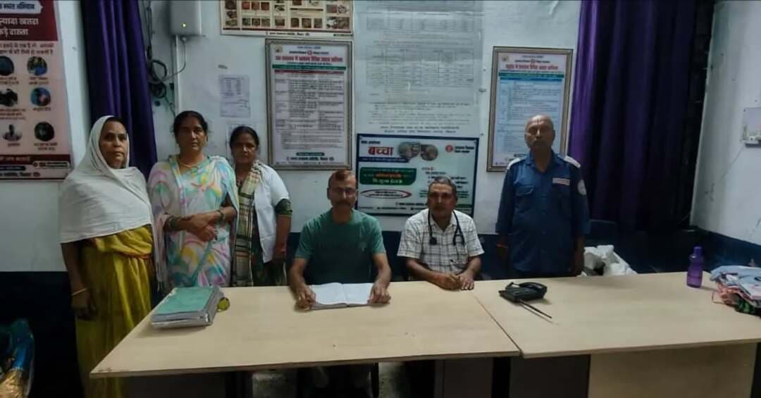 🏥 बेहतर स्वास्थ्य सेवाओं के लिए वरीय पदाधिकारियों द्वारा किया गया निरीक्षण
◆ अपर समाहर्ता (राजस्व) श्री अनिल कुमार सिन्हा द्वारा रेफरल अस्पताल, मखदुमपुर तथा अपर समाहर्ता (विशेष कार्यक्रम) श्री तेज नारायण राय द्वारा प्राथमिक स्वास्थ्य केंद्र, सिकरिया का निरीक्षण किया गया।
◆ निरीक्षण के दौरान चिकित्सकों एवं स्वास्थ्य कर्मियों की उपस्थिति, मरीजों को उपलब्ध चिकित्सा सुविधाओं, दवाओं एवं अन्य स्वास्थ्य सेवाओं का जायजा लिया गया।
✅ आमजनों को बेहतर एवं गुणवत्तापूर्ण स्वास्थ्य सेवाएं उपलब्ध कराने हेतु जिला प्रशासन द्वारा स्वास्थ्य संस्थानों की सतत निगरानी की जा रही है।
#जिलाप्रशासन_जहानाबाद #बेहतर_स्वास्थ्य_सेवा #स्वस्थ_जहानाबाद #विकसितभारत_समृद्धबिहार_आदर्शजहानाबाद