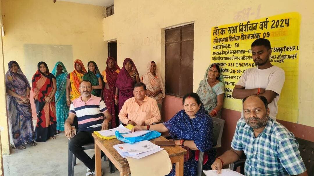 मतदाता सूची में नाम जोड़ने के लिए लगाए जा रहे है विशेष शिविर
8 एवं 9 अक्टूबर को भी मतदान केन्द्रों पर लगेंगे विशेष शिविर
-----
सतना 07 अक्टूबर 2026/भारत निर्वाचन आयोग के निर्देशानुसार #सतना जिले की पांचों विधानसभा क्षेत्रों चित्रकूट, रैगांव, सतना, नागौद एवं रामपुर बघेलान के सभी 1522 मतदान केन्द्रों पर मतदाता सूची में छूटे हुए पात्र मतदाताओं, नवीन मतदाताओं तथा 1 जनवरी 2027 को 18 वर्ष की आयु पूर्ण करने वाले युवाओं के नाम जोड़ने के लिए शिविर का आयोजन प्रारंभ किया गया है।
शिविर के प्रथम दिवस बुधवार को विशेष शिविर में बीएलओं द्वारा नवीन मतदाताओ के नाम तथा छूटे हुए मतदाताओ के नाम मतदाता सूची मे जोडने की कार्यवाही की गई। उन्होंने सूची का परीक्षण कर छूटे हुए पात्र मतदाताओ की पहचान कर मतदाता सूची में नाम जोडने की कार्यवाही सुनिश्चित की। आगामी 8 व 9 अक्टूबर को भी मतदान केन्दों में विशेष शिविरों का आयोजन किया जाएगा। मतदान केन्द्र स्तर पर आयोजित इन शिविरों में बीएलओ द्वारा पात्र मतदाताओं को मतदाता सूची में नाम जुड़वाने की प्रक्रिया की जानकारी दी जाएगी।
Chief Electoral Officer Madhya Pradesh
#JansamparkMP