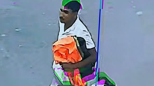 सब्जी मंडी में व्यापारी के गल्ले से ढाई लाख ले उड़ा चोर, ग्राहक बनकर घुसा था चोर, सीसीटीवी में आया हुलिया।
#crimenews #gwaliorpolice #gwaliornews #newsimpact #gwalior Gwalior Police