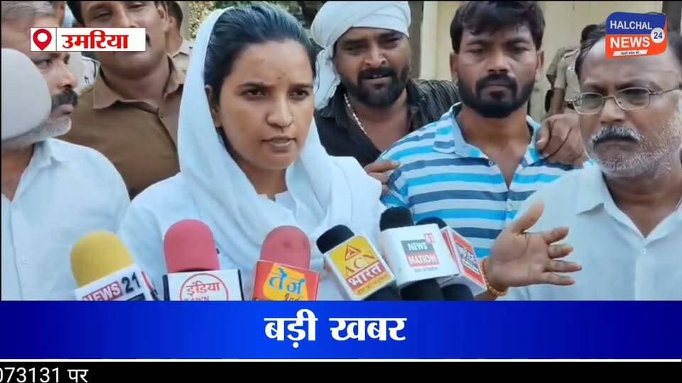 गिठोरी विवाद में FIR की मांग को लेकर SP कार्यालय पहुंचे ग्रामीण
कंपनी अधिकारियों-कर्मचारियों पर कार्रवाई की मांग, घंटों चला प्रदर्शन और नारेबाजी; जांच के लिए DSP को जिम्मेदारी
उमरिया पाली ग्राम गिठोरी में बजरंग पावर इस्पात लिमिटेड के अधिकारियों और ग्रामीणों के बीच हुए विवाद का मामला अब पुलिस अधीक्षक कार्यालय पहुंच गया है। एफआईआर की मांग को लेकर बड़ी संख्या में ग्रामीण और कांग्रेस नेता एसपी कार्यालय पहुंचे और प्रदर्शन करते हुए नारेबाजी की।
कांग्रेस ब्लॉक अध्यक्ष पाली रवि मिश्रा और आदिवासी कांग्रेस जिला अध्यक्ष मनीष सिंह बड़करे के नेतृत्व में पहुंचे ग्रामीणों ने विवाद में शामिल कंपनी के अधिकारियों और कर्मचारियों के खिलाफ एफआईआर दर्ज करने की मांग की। प्रदर्शन को देखते हुए पुलिस कार्यालय के बाहर बैरिकेडिंग कर पुलिस बल तैनात किया गया। करीब एक से दो घंटे तक प्रदर्शन और नारेबाजी चलती रही।
ग्रामीणों की एसपी से मुलाकात की मांग के बाद पुलिस अधीक्षक विजय बघवानी ने उनसे चर्चा की। एसपी ने बताया कि मामले की जांच के लिए डीएसपी विजय परस्ते को जांच अधिकारी नियुक्त किया गया है। उपलब्ध साक्ष्यों के आधार पर विधि अनुसार कार्रवाई की जाएगी। उन्होंने कहा कि सभी साक्ष्य मिलने पर दो से तीन दिन में जांच पूरी की जा सकती है।
पुलिस के अनुसार विवाद की पृष्ठभूमि में क्षेत्र में कंपनी को मिले नौ कोल ब्लॉक भी हैं। कंपनी के अधिकारी साइट विजिट के लिए क्षेत्र में आते रहते हैं। ग्रामीणों को आशंका है कि उनकी जमीनों पर भी कंपनी का कब्जा हो सकता है। फिलहाल पुलिस जांच के बाद ही विवाद की पूरी स्थिति स्पष्ट होगी।
#Githori #UmariaNews #PaliNews #BreakingNews #MadhyaPradeshNews #HALCHAL24NEWS