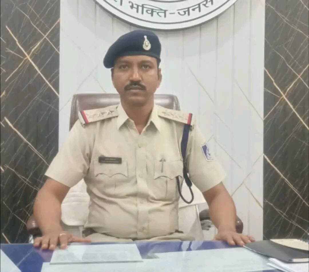 पत्रकारों के विरोध के बाद मऊगंज थाना प्रभारी राम सिंह लाइन अटैच
कलेक्टर की मध्यस्थता के बाद सुलझा विवाद, अजय खोबरागढ़े होंगे नए थाना प्रभारी
मऊगंज। मऊगंज प्रेस क्लब से जुड़े पत्रकारों और थाना प्रभारी राम सिंह के बीच पिछले करीब 15 दिनों से चल रहा विवाद आखिरकार समाप्त हो गया। पत्रकारों द्वारा थाना प्रभारी के स्थानांतरण की मांग को लेकर लगातार विरोध और शिकायतों के बाद पुलिस अधीक्षक सुरेंद्र कुमार जैन ने थाना प्रभारी राम सिंह पटेल को लाइन अटैच कर दिया है।
विवाद की शुरुआत पत्रकारों द्वारा थाना प्रभारी पर पत्रकारों को टारगेट करने, बिना पर्याप्त विवेचना के एफआईआर दर्ज करने तथा पुलिस के व्यक्तिगत प्रेस नोट में पत्रकारों के संबंध में आपत्तिजनक शब्दों के इस्तेमाल के आरोपों से हुई थी। पत्रकारों ने इसे लेकर पुलिस प्रशासन के वरिष्ठ अधिकारियों के समक्ष अपनी आपत्ति दर्ज कराई थी। बाद में कलेक्टर की समझाइश के बाद प्रेस नोट में बदलाव भी किया गया।
थाना प्रभारी के स्थानांतरण की मांग को लेकर मऊगंज प्रेस क्लब ने पुलिस अधीक्षक, कलेक्टर, पूर्व विधानसभा अध्यक्ष गिरीश गौतम और जिला अध्यक्ष राजेंद्र मिश्रा को शिकायत एवं ज्ञापन सौंपा था। इसके बाद मामला और आगे बढ़ा तथा भाजपा कार्यालय में धरना देने के साथ प्रदेश अध्यक्ष के मऊगंज आगमन के दौरान पत्रकारों ने अपना विरोध दर्ज कराया।
लगातार बढ़ते विवाद के बीच कलेक्टर मऊगंज संजय कुमार जैन की मध्यस्थता के बाद पुलिस अधीक्षक सुरेंद्र कुमार जैन ने राम सिंह पटेल को लाइन अटैच करने का आदेश दिया। वहीं अजय खोबरागढ़े को मऊगंज थाने का नया थाना प्रभारी नियुक्त किया गया है।
प्रशासन की ओर से पूरे घटनाक्रम के बाद शांति एवं जनहित को प्राथमिकता देते हुए सभी पक्षों से संयम के साथ कार्य करने की अपेक्षा की गई है।