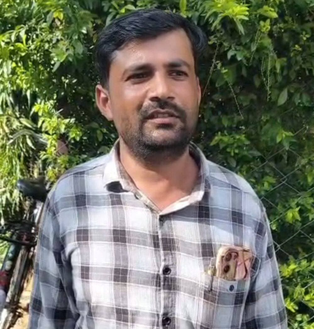 आत्मनिर्भर दलहन मिशन से संवर रही किसानों की किस्मत
-
टीकमगढ़ के श्री दलपत लोधी को मिला गुणवत्तापूर्ण मूँगफली बीज से प्रोत्साहन
--
केंद्र सरकार द्वारा संचालित योजनाओं और कृषि विकास कार्यक्रमों का सीधा लाभ अब ग्रामीण अंचलों के किसानों तक पहुँच रहा है। आत्मनिर्भर दलहन मिशन के अंतर्गत टीकमगढ़ जिले के ग्राम दरगुआं कलां (ब्लॉक जतारा) के रहने वाले किसान श्री दलपत लोधी की खेती में एक सकारात्मक बदलाव देखने को मिला है।
श्री दलपत लोधी बताते हैं कि उन्हें योजना के तहत निःशुल्क उन्नत किस्म का मूँगफली बीज प्राप्त हुआ था। बीज की गुणवत्ता काफी उत्कृष्ट एवं बेहतर किस्म की रही, जिससे फसल का उत्पादन बेहतर होने की उम्मीद बढ़ी है।
किसान दलपत लोधी ने भारत सरकार की इस कल्याणकारी योजना की खुले दिल से सराहना की है। उन्होंने कहा कि किसानों को आत्मनिर्भर बनाने और उन्नत कृषि को बढ़ावा देने के लिए चलाई जा रही यह योजना बेहद मददगार सिद्ध हो रही है। इसके लिए उन्होंने माननीय प्रधानमंत्री श्री नरेंद्र मोदी जी एवं केंद्र सरकार का सहृदय धन्यवाद और आभार व्यक्त किया है।
<nis:link nis:type=tag nis:id=sevasankalpabhiyan nis:value=SevaSankalpAbhiyan nis:enabled=true nis:link/>
<nis:link nis:type=tag nis:id=सेवा_संकल्प_अभियान nis:value=सेवा_संकल्प_अभियान nis:enabled=true nis:link/>
<nis:link nis:type=tag nis:id=jansamparkmp nis:value=JansamparkMP nis:enabled=true nis:link/>
<nis:link nis:type=tag nis:id=jansamparktikamgarh nis:value=Jansamparktikamgarh nis:enabled=true nis:link/>
<nis:link nis:type=tag nis:id=tikamgarh nis:value=tikamgarh nis:enabled=true nis:link/>