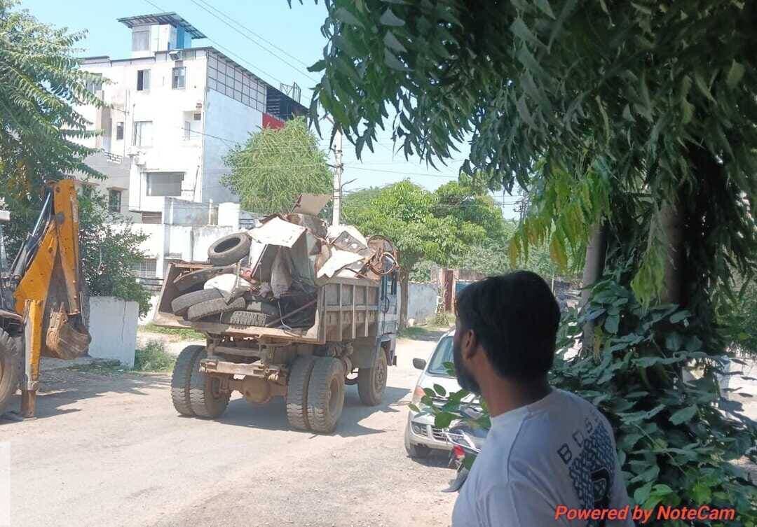 सेक्टर 11 में यूडीए से निगम को हस्तांतरित दुकानों के बाहर से हटाया अतिक्रमण।
इंडियन ऑयल डिपो के सामने कार्रवाई, चार बड़े डंपर सामान जब्त।
महापौर पारस सिंघवी के निर्देश पर निगम की राजस्व शाखा ने की कार्रवाई।
@followers @top fans News 24 Udaipur
#NagarNigamUdaipur #action #udaipur #viralpost #nonflower
उदयपुर। शहर में सार्वजनिक स्थानों एवं नगर निगम की संपत्तियों को अतिक्रमण मुक्त रखने के उद्देश्य से नगर निगम द्वारा लगातार प्रभावी कार्रवाई की जा रही है। इसी क्रम में बुधवार को नगर निगम महापौर पारस सिंघवी के निर्देश पर निगम की राजस्व शाखा द्वारा सेक्टर 11 स्थित इंडियन ऑयल डिपो के सामने कार्रवाई करते हुए यूडीए (उदयपुर विकास प्राधिकरण) से नगर निगम को हस्तांतरित दुकानों के बाहर किए गए अवैध अतिक्रमण को हटाया गया।
नगर निगम को जानकारी मिली थी कि उक्त दुकानों के बाहर कुछ लोगों द्वारा अवैध रूप से कब्जा कर कबाड़ का व्यवसाय किया जा रहा था। दुकानों के बाहर बड़ी मात्रा में कबाड़ एवं अन्य सामान जमा कर सार्वजनिक स्थान का अवैध रूप से उपयोग व्यावसायिक गतिविधियों के लिए किया जा रहा था। इससे क्षेत्र में अव्यवस्था उत्पन्न होने के साथ ही आमजन एवं आसपास के दुकानदारों को भी परेशानी का सामना करना पड़ रहा था।
महापौर पारस सिंघवी के निर्देश पर बुधवार को नगर निगम की राजस्व शाखा की टीम मौके पर पहुंची और अभियान चलाकर दुकानों के बाहर किए गए अतिक्रमण को हटाया। कार्रवाई के दौरान दुकानों के बाहर एवं सार्वजनिक स्थान पर रखा बड़ी मात्रा में कबाड़ तथा अन्य सामान हटाया गया। नगर निगम की टीम द्वारा मौके से चार बड़े डंपर सामान जब्त किया गया।
कार्रवाई के पश्चात पूरे क्षेत्र को अतिक्रमण मुक्त करवाकर सार्वजनिक स्थान को व्यवस्थित किया गया। निगम अधिकारियों ने स्पष्ट किया कि नगर निगम को हस्तांतरित संपत्तियों अथवा सार्वजनिक स्थानों पर किसी भी व्यक्ति को अवैध कब्जा करने और उसका व्यावसायिक उपयोग करने की अनुमति नहीं दी जाएगी।
महापौर पारस सिंघवी ने कहा कि नगर निगम की संपत्तियों की सुरक्षा और सार्वजनिक स्थानों को अतिक्रमण मुक्त रखना निगम की प्राथमिकता है। किसी भी व्यक्ति द्वारा सार्वजनिक स्थान पर अवैध कब्जा कर व्यवसाय करने अथवा आमजन के आवागमन में बाधा उत्पन्न करने की स्थिति में नगर निगम द्वारा नियमानुसार सख्त कार्रवाई की जाएगी।उन्होंने शहरवासियों से अपील करते हुए कहा कि सार्वजनिक स्थानों, सड़क सीमा एवं नगर निगम की संपत्तियों पर किसी भी प्रकार का अतिक्रमण नहीं करें। जिन लोगों ने अतिक्रमण कर रखा है, वे स्वयं अपने स्तर पर उसे हटा लें, अन्यथा नगर निगम द्वारा कार्रवाई करते हुए अतिक्रमण हटाने के साथ मौके से सामान भी जब्त किया जाएगा।
यह अधिकारी कर्मचारी रहे उपस्थित।
नगर निगम द्वारा बुधवार को की गई कार्रवाई के दौरान राजस्व अधिकारी नीतीश भटनागर, राजस्व निरीक्षक मोहित अग्निहोत्री, विजय जैन, राहुल मीणा सहित भारी संख्या में पुलिस बल तैनात रहा।
