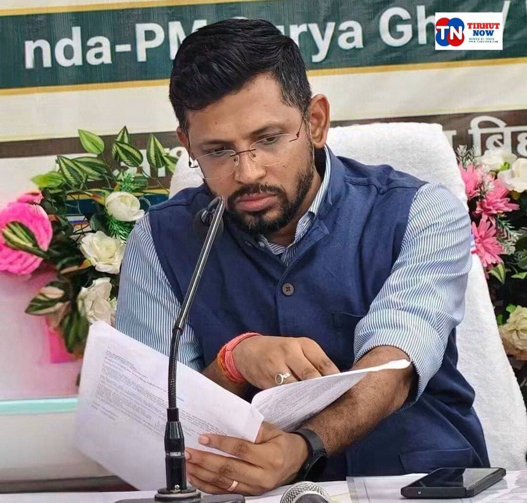 दुर्गा पूजा को लेकर मुजफ्फरपुर प्रशासन अलर्ट, डीएम-एसएसपी ने दिए सख्त निर्देश
मुजफ्फरपुर में दुर्गा पूजा 2026 को शांतिपूर्ण और सुरक्षित माहौल में संपन्न कराने को लेकर जिला प्रशासन ने तैयारियां तेज कर दी हैं। जिलाधिकारी कुमार गौरव और वरीय पुलिस अधीक्षक कांतेश कुमार मिश्र ने समाहरणालय में अधिकारियों के साथ बैठक कर विधि-व्यवस्था, भीड़ प्रबंधन और यातायात व्यवस्था की विस्तृत समीक्षा की।
डीएम और एसएसपी ने स्पष्ट किया कि उत्कृष्ट भीड़ प्रबंधन, सुगम यातायात और मजबूत विधि-व्यवस्था प्रशासन की सर्वोच्च प्राथमिकता है। सभी एसडीओ और एसडीपीओ को क्षेत्र में लगातार भ्रमण करने तथा संवेदनशील और अतिसंवेदनशील स्थानों पर विशेष निगरानी रखने का निर्देश दिया गया।
एसएसपी ने सभी थानाध्यक्षों को पूजा पंडालों का भ्रमण करने, क्यूआरटी से नियमित गश्ती कराने और जुलूस के साथ थाना की एस्कॉर्ट पार्टी चलाने का निर्देश दिया। वहीं, सीसीटीवी और जरूरत के अनुसार ड्रोन से भी निगरानी की जाएगी।
प्रशासन ने पूजा समितियों के लिए पंडाल और जुलूस का लाइसेंस अनिवार्य किया है। पंडालों में अग्निशमन, विद्युत सुरक्षा और सीसीटीवी की व्यवस्था जरूरी होगी। डीजे और आतिशबाजी पर पूर्ण प्रतिबंध रहेगा, जबकि रात 10 बजे से सुबह 6 बजे तक लाउडस्पीकर पर रोक रहेगी।
प्रशासन ने शांति समिति की बैठक, सोशल मीडिया मॉनिटरिंग, अफवाहों पर त्वरित कार्रवाई और विसर्जन के दौरान सुरक्षा व्यवस्था सुनिश्चित करने के निर्देश भी दिए हैं।
<nis:link nis:type=tag nis:id=tirhutnow nis:value=TirhutNow nis:enabled=true nis:link/> <nis:link nis:type=tag nis:id=muzaffarpurnews nis:value=MuzaffarpurNews nis:enabled=true nis:link/> <nis:link nis:type=tag nis:id=durgapuja2026 nis:value=DurgaPuja2026 nis:enabled=true nis:link/> <nis:link nis:type=tag nis:id=muzaffarpurpolice nis:value=MuzaffarpurPolice nis:enabled=true nis:link/> <nis:link nis:type=tag nis:id=biharnews nis:value=BiharNews nis:enabled=true nis:link/>