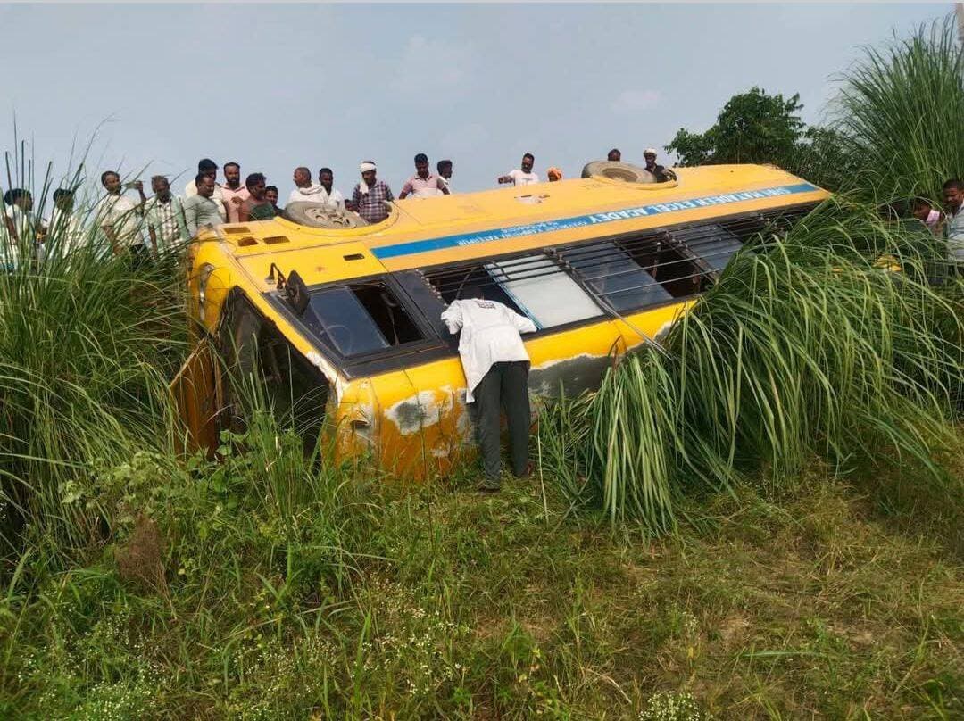 जनपद फतेहपुर के खागा क्षेत्र में स्टेयरिंग फेल होने से खेत में पलटी स्कूल बस, सात बच्चे समेत चालक घायल