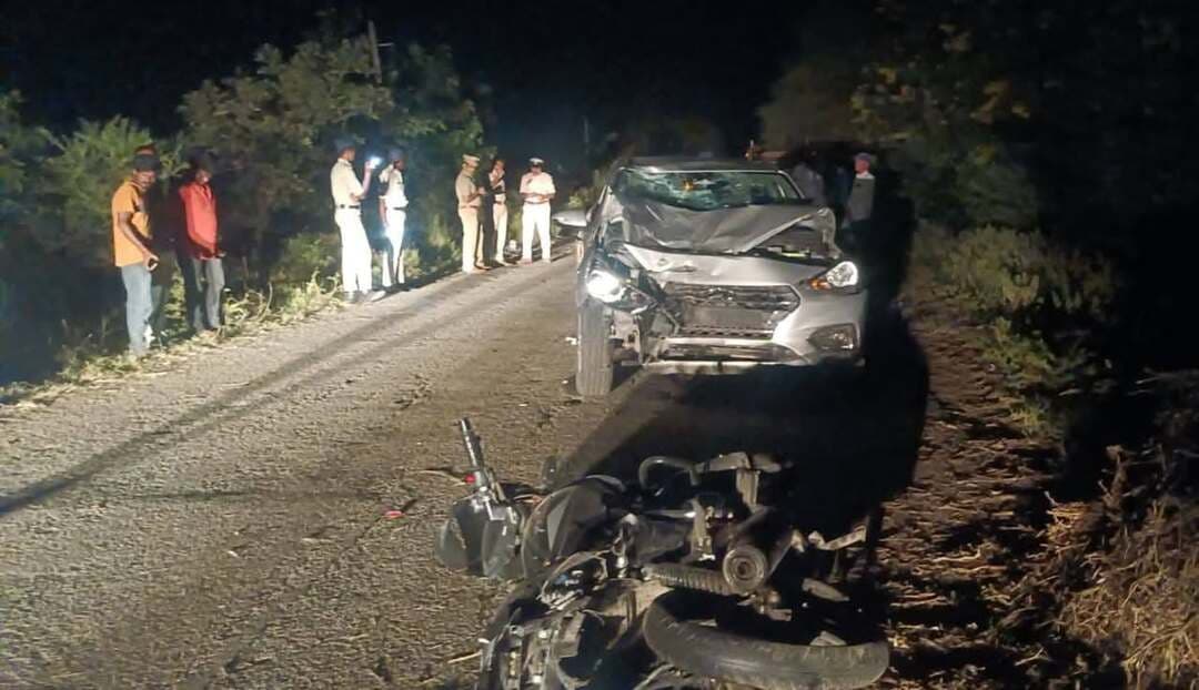 BREAKING NEWS || ಅಪಘಾತ ಸ್ಥಳ ಪರಿಶೀಲಿಸಿದ ಕಲಬುರಗಿ ಜಿಲ್ಲಾ ಪೊಲೀಸ್ ಅಧೀಕ್ಷಕರು
ಅಪಘಾತ ವಲಯಗಳಲ್ಲಿ ಸುರಕ್ಷತಾ ಫಲಕ ಅಳವಡಿಕೆ ಹಾಗೂ ರಸ್ತೆ ಸುರಕ್ಷತೆ ಬಗ್ಗೆ ಜಾಗೃತಿ ಮೂಡಿಸಲು ಸೂಚನೆ
ಕಲಬುರಗಿ: ಜಿಲ್ಲೆಯ ಮುಧೋಳ ಪೊಲೀಸ್ ಠಾಣಾ ವ್ಯಾಪ್ತಿಯ ರಂಜೋಳ್–ಮದನಾ ರಸ್ತೆಯಲ್ಲಿ ಕಾರು ಮತ್ತು ಬೈಕ್ ನಡುವೆ ನಡೆದ ಅಪಘಾತದ ಹಿನ್ನೆಲೆಯಲ್ಲಿ ಕಲಬುರಗಿ ಜಿಲ್ಲಾ ಪೊಲೀಸ್ ಅಧೀಕ್ಷಕರಾದ ಶ್ರೀ ಅಡ್ಡೂರು ಶ್ರೀನಿವಾಸುಲು, IPS ಅವರು ಅಕ್ಟೋಬರ್ 6ರಂದು ಅಪಘಾತ ಸ್ಥಳಕ್ಕೆ ಭೇಟಿ ನೀಡಿ ಪರಿಶೀಲನೆ ನಡೆಸಿದರು.
ಅಪಘಾತ ನಡೆದ ಸ್ಥಳದ ರಸ್ತೆ ಪರಿಸ್ಥಿತಿ ಹಾಗೂ ಸಂಚಾರ ವ್ಯವಸ್ಥೆಯನ್ನು ಪರಿಶೀಲಿಸಿದ ಪೊಲೀಸ್ ಅಧೀಕ್ಷಕರು, ಇಂತಹ ಅಪಘಾತ ವಲಯಗಳಲ್ಲಿ ವಾಹನ ಸವಾರರ ಸುರಕ್ಷತೆಗೆ ಅಗತ್ಯ ಮುನ್ನೆಚ್ಚರಿಕಾ ಕ್ರಮಗಳನ್ನು ಕೈಗೊಳ್ಳುವಂತೆ ಸಂಬಂಧಿಸಿದ ಅಧಿಕಾರಿಗಳಿಗೆ ಸೂಚಿಸಿದರು.
ವಿಶೇಷವಾಗಿ ಅಪಘಾತ ಸಂಭವಿಸುವ ಸಾಧ್ಯತೆ ಇರುವ ಪ್ರದೇಶಗಳಲ್ಲಿ ರಸ್ತೆ ಸುರಕ್ಷತಾ ನಿಯಮಗಳು, ವೇಗ ನಿಯಂತ್ರಣ, ಎಚ್ಚರಿಕೆ ಹಾಗೂ ಇತರ ಅಗತ್ಯ ಸೂಚನೆಗಳನ್ನು ಒಳಗೊಂಡ ಸುರಕ್ಷತಾ ಫಲಕಗಳನ್ನು ಅಳವಡಿಸುವಂತೆ ಅವರು ನಿರ್ದೇಶನ ನೀಡಿದರು.
ಅದೇ ವೇಳೆ, ರಸ್ತೆ ಸುರಕ್ಷತೆ ಕುರಿತು ಸಾರ್ವಜನಿಕರಲ್ಲಿ ಹೆಚ್ಚಿನ ಅರಿವು ಮೂಡಿಸುವ ಅಗತ್ಯವಿದ್ದು, ವಾಹನ ಸವಾರರು ಸಂಚಾರ ನಿಯಮಗಳನ್ನು ಕಡ್ಡಾಯವಾಗಿ ಪಾಲಿಸುವಂತೆ ಜಾಗೃತಿ ಕಾರ್ಯಕ್ರಮಗಳನ್ನು ಹಮ್ಮಿಕೊಳ್ಳಬೇಕು ಎಂದು ಅಧಿಕಾರಿಗಳಿಗೆ ಸೂಚಿಸಿದರು.
ಅಪಘಾತಗಳನ್ನು ತಡೆಗಟ್ಟಲು ರಸ್ತೆ ಸುರಕ್ಷತಾ ಕ್ರಮಗಳು, ವಾಹನ ಸವಾರರ ಜವಾಬ್ದಾರಿ ಹಾಗೂ ಸಾರ್ವಜನಿಕರ ಸಹಕಾರ ಅತ್ಯಂತ ಮುಖ್ಯವಾಗಿದ್ದು, ಅಪಘಾತ ಸಂಭವಿಸುವ ಸ್ಥಳಗಳನ್ನು ಗುರುತಿಸಿ ಅಗತ್ಯ ಮುನ್ನೆಚ್ಚರಿಕಾ ಕ್ರಮಗಳನ್ನು ಕೈಗೊಳ್ಳುವಂತೆ ಪೊಲೀಸ್ ಅಧಿಕಾರಿಗಳಿಗೆ ನಿರ್ದೇಶನ ನೀಡಲಾಗಿದೆ.
— ಕಲಬುರಗಿ ಜಿಲ್ಲಾ ಪೊಲೀಸ್ ಇಲಾಖೆ