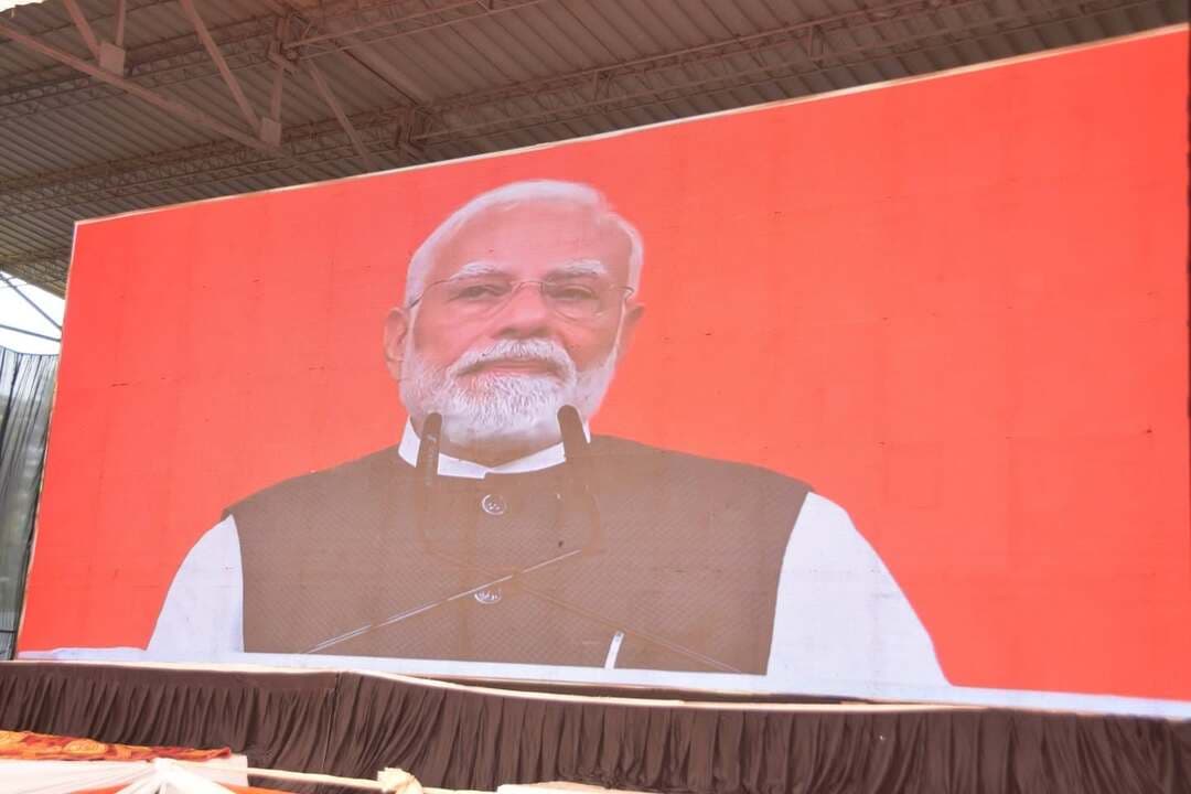 तेजली खेल परिसर, यमुनानगर में कृषि मंत्री श्याम सिंह राणा ने किया सेवा ज्योति यात्रा का शुभारंभ
यमुनानगर, 7 अक्टूबर- तेजली खेल परिसर में सेवा संकल्प अभियान के तहत सेवा ज्योति यात्रा, विकसित भारत सभा के अंतर्गत जिला स्तरीय कार्यक्रम का आयोजन किया गया। कार्यक्रम में हरियाणा के माननीय कृषि एवं किसान कल्याण, मत्स्य व पशुपालन मंत्री श्याम सिंह राणा ने मुख्य अतिथि के रूप में शिरकत की। सेवा ज्योति यात्रा को जिला के सभी विधानसभा क्षेत्रों के लिए रवाना करने से पूर्व मुख्यातिथि ने सेवा ज्योति दीप प्रज्जवलित कर कार्यक्रम की शुरुआत की और मुख्यातिथि ने सेवा ज्योति को प्रज्जवलित किया। कार्यक्रम में वर्चुअल रूप से माननीय प्रधानमंत्री नरेन्द्र मोदी व भाजपा के राष्ट्रीय अध्यक्ष नितिन नवीन ने अपने संबोधन में भाजपा सरकार की नीतियों एवं योजनाओं की विस्तार से जानकारी दी, जिसे कार्यक्रम में उपस्थित हजारों की संख्या में जिला के नागरिकों ने सुना। उपस्थित जनसमूह ने वंदे मातरम को सामूहिक रूप से गाया।
इसके उपरांत मुख्य अतिथि एवं माननीय कृषि मंत्री श्याम सिंह राणा ने बताया कि देश के माननीय प्रधानमंत्री के नेतृत्व वाली भाजपा सरकार द्वारा जिस प्रकार देश को विकास एवं उन्नति की ऊंची बुलंदियों के शिखर पर ले जाने का कार्य किया गया है, वह देश के 140 करोड़ लोगों के लिए एक बहुत बड़ी उपलब्धि है। वर्ष 2047 तक भारत विकसित देश बनाने के लिए हमें आगे आना होगा और यदि हम मिलकर कार्य करेंगे तो अवश्य ही हमारी अर्थव्यवस्था मजबूत होगी। उन्होंने कहा कि सेवा संकल्प अभियान का उद्देश्य समाज के प्रत्येक वर्ग तक जनकल्याणकारी योजनाओं एवं सेवाओं का लाभ पहुंचाना तथा लोगों को राष्ट्र निर्माण और सामाजिक सरोकारों से जोड़ना है। सेवा संकल्प अभियान समाज में सेवा, सहयोग और जनकल्याण की भावना को मजबूत करने का महत्वपूर्ण माध्यम है।
माननीय कृषि मंत्री ने कहा कि सेवा ज्योति यात्रा के माध्यम से आमजन को सामाजिक एकजुटता, सेवा भाव और स्वच्छता, सामाजिक समरसता और राष्ट्र के प्रति जिम्मेदारी की भावना को मजबूत करने का संदेश देती है। उन्होंने कहा कि विकसित भारत के संकल्प को साकार करने के लिए सरकार के साथ-साथ आम नागरिकों की भागीदारी भी आवश्यक है। समाज के प्रत्येक व्यक्ति को अपनी क्षमता के अनुसार जनसेवा और सामाजिक कार्यों में योगदान देना चाहिए। उन्होंने युवाओं से विशेष रूप से आह्वान किया कि वे नशे से दूर रहकर शिक्षा, खेल, कौशल विकास और सकारात्मक गतिविधियों से जुड़ें। उन्होंने कहा कि सेवा संकल्प अभियान के माध्यम से जरूरतमंद एवं पात्र लोगों तक सरकार की योजनाओं का लाभ पहुंचाने, जनसमस्याओं के समाधान तथा सामाजिक जागरूकता को बढ़ावा देने के लिए निरंतर गतिविधियां आयोजित की जा रही हैं। सेवा ज्योति यात्रा भी इसी कड़ी का महत्वपूर्ण हिस्सा है।
माननीय कृषि मंत्री ने कहा कि देश में प्रधानमंत्री नरेन्द्र मोदी के नेतृत्व वाली भाजपा सरकार के शासनकाल में हुई ऐतिहासिक उन्नति एवं बदलाव के तहत देश व प्रदेश में सेवा संकल्प अभियान चलाया जा रहा है। सेवा संकल्प अभियान के तहत विभिन्न कार्यक्रम के तहत देश व प्रदेश में रक्तदान शिविर, स्वच्छता अभियान, आत्मनिर्भर भारत, पेंटिंग प्रतियोगिता, प्रबुद्ध सम्मेलन, हेल्थ चेकअप, मैराथन इत्यादि कार्यक्रम आयोजित किए जा रहे हैं और ये सभी कार्यक्रम हमें सेवा भाव राष्ट्र के प्रति समर्पित कार्यों की ओर आकर्षित करते हैं। उन्होंने कहा कि हरियाणा को विकास के पथ पर आगे ले जाने के साथ-साथ सामाजिक जिम्मेदारियों के प्रति जागरूकता बढ़ाना भी आवश्यक है। सेवा और सहयोग की भावना से ही एक मजबूत, समृद्ध एवं विकसित समाज का निर्माण किया जा सकता है। कार्यक्रम समापन के बाद सेवा ज्योति यात्रा भाजपा के वरिष्ठ नेताओं के नेतृत्व में जिला के विभिन्न स्थानों से होकर सभी विधानसभा क्षेत्रों के लिए रवाना हो गई। कार्यक्रम के के दौरान उपस्थित लोगों ने सेवा एवं सामाजिक सरोकारों से जुड़े कार्यों में सक्रिय भागीदारी का संकल्प लिया। कार्यक्रम राष्ट्रीय गान के साथ संपन्न हुआ। कार्यक्रम का संचालन डीआईपीआरओ डॉ. मनोज कुमार ने किया।
सेवा ज्योति कलश यात्रा कार्यक्रम भाजपा के जिलाध्यक्ष राजेश सपरा की अगुवाई में आयोजित किया गया। जिलाध्यक्ष ने कार्यक्रम के सफल आयोजन के लिए सभी को बधाई दी और कहा कि इस कार्यक्रम में हजारों लोगों की संख्या से यह प्रतीत होता है कि जनता भाजपा की नीतियों एवं योजनाओं के प्रति आश्वस्त है।
कार्यक्रम में यमुनानगर के विधायक घनश्याम दास अरोड़ा, पूर्व कैबिनेट मंत्री कंवरपाल, पूर्व विधायक एवं सफाई आयोग के चेयरमैन ईश्वर सिंह पलाका, बलवंत सिंह, भाजपा जिला अध्यक्ष राजेश सपरा, अतिरिक्त उपायुक्त नवीन आहूजा, जिला परिषद के चेयरमैन रमेश चंद ठसका, घुमंतू जाति आयोग के चेयरमैन ओमपाल, पूर्व मेयर मदन चौहान,भाजपा के वरिष्ठ नेता राम निवास गर्ग, रोजी मलिक आनंद, नेपाल सिंह राणा, ऋषि पाल इंजीनियर, भाजपा महामंत्री नरेन्द्र राणा, मार्किट कमेटी छछरौली के चेयरमैन कैलाश चन्द शर्मा, कृष्ण सिंगला, अशोक शर्मा सीईओ जिला परिषद ब्रह्म प्रकाश, जिला विकास एवं पंचायत अधिकारी नरेन्द्र सिंह, डीआईपीआरओ डॉ. मनोज कुमार, नाहरपुर मंडल के भाजपा मंडलाध्यक्ष आदेश राणा, नगरपालिका साढौरा की चेयरपर्सन शालिनी शर्मा,वीरेन्द्र मुंजाल, विपिन सिंगला सहित प्रशासनिक अधिकारी, जनप्रतिनिधि, सामाजिक संगठनों के पदाधिकारी, स्वयंसेवी संस्थाओं के सदस्य तथा बड़ी संख्या में नागरिक उपस्थित रहे।
#follower