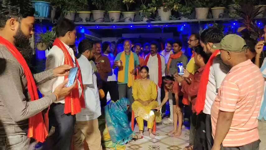 सुरसंड में ऐतिहासिक दुर्गा पूजा की तैयारी तेज, 21 हजार कलशों के साथ निकलेगी भव्य शोभायात्रा
सुरसंड। ऐतिहासिक दुर्गा पूजा को लेकर सुरसंड में तैयारियां जोर पकड़ने लगी हैं। नवरात्र के प्रथम दिन भव्य कलश शोभायात्रा निकाली जाएगी, जिसमें करीब 21 हजार श्रद्धालु कलश लेकर शामिल होंगे। शोभायात्रा को लेकर पूजा समिति एवं स्थानीय श्रद्धालुओं में खासा उत्साह देखा जा रहा है।
इसी क्रम में बुधवार को दुर्गा पूजा समिति की ओर से मां भगवती के नौ स्वरूपों के प्रतीक के रूप में कुंवारी कन्याओं को विधिवत निमंत्रण दिया गया। इस दौरान पूजा के पूजक सह नगर पंचायत अध्यक्ष पप्पू कुमार चौधरी सहित पूजा समिति के कार्यकर्ता एवं श्रद्धालु मौजूद रहे।