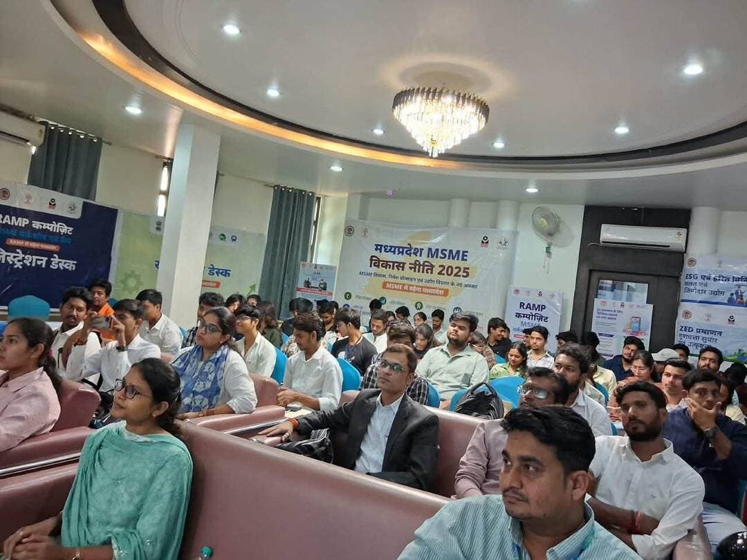 रैम्प वर्कशॉप में Startup Awareness Program आयोजित, युवाओं को उद्यमिता की ओर बढ़ने के लिए किया प्रेरित
कलेक्टर के मार्गदर्शन में संचालित सेवा संकल्प अभियान के अंतर्गत सूक्ष्म, लघु एवं मध्यम उद्यम विभाग की रैम्प योजना के तहत होटल राम सरोज में आयोजित रैम्प कार्यशाला के दूसरे दिन Startup Awareness Program का आयोजन किया गया। कार्यक्रम में इंदिरा गांधी इंजीनियरिंग कॉलेज, सहोदरा राय पॉलिटेक्निक कॉलेज, शासकीय आर्ट्स एवं कॉमर्स कॉलेज तथा शासकीय आईटीआई सागर के आकांक्षी विद्यार्थियों के साथ स्टार्टअप उद्यमियों ने सहभागिता की।
कार्यक्रम के मुख्य अतिथि कैट सागर के अध्यक्ष श्री सुरेंद्र जैन ने युवाओं को संबोधित करते हुए कहा कि आज के युवा केवल Job Seeker नहीं, बल्कि Job Giver बनने की दिशा में आगे बढ़ें। उन्होंने युवाओं को उद्यमिता की ओर कदम बढ़ाने तथा शासन की विभिन्न स्वरोजगार एवं स्टार्टअप योजनाओं का लाभ उठाने के लिए प्रेरित किया। उन्होंने कहा कि युवाओं की नवाचार क्षमता और उद्यमशीलता प्रधानमंत्री के विकसित भारत 2047 के लक्ष्य को साकार करने में महत्वपूर्ण भूमिका निभा सकती है।
श्री जैन ने कहा कि सागर धीरे-धीरे एक नए औद्योगिक एवं व्यावसायिक केंद्र के रूप में उभर रहा है। ऐसे में जिले के युवाओं के लिए रोजगार और व्यवसाय के क्षेत्र में अवसरों की कोई कमी नहीं है। जरूरत है कि युवा पारंपरिक नौकरी की तलाश के साथ-साथ स्वयं का उद्यम स्थापित करने के विकल्प पर भी गंभीरता से विचार करें।
कार्यक्रम में शासकीय आर्ट्स एवं कॉमर्स कॉलेज के स्टार्टअप सेल से श्री शुभम दुबे तथा इंदिरा गांधी इंजीनियरिंग कॉलेज के स्टार्टअप सेल से श्री अमित कुमार ने संस्थानों द्वारा संचालित विभिन्न गतिविधियों और स्टार्टअप्स को उपलब्ध कराए जा रहे सहयोग के संबंध में जानकारी दी। इस दौरान प्रोडक्ट बेस्ड स्टार्टअप ऊषा किरण इंटरप्राइजेज के श्री सुंदर रजक एवं सर्विस बेस्ड स्टार्टअप 'सेवा हब' के श्री आशीष शर्मा ने अपनी स्टार्टअप यात्रा साझा की। उन्होंने युवाओं को अपने अनुभव बताते हुए उद्यमिता के क्षेत्र में आगे बढ़ने के लिए प्रेरित किया।
कार्यक्रम में उपस्थित युवाओं एवं स्टार्टअप उद्यमियों को सेवा संकल्प अभियान के तहत आयोजित होने वाले हैकाथॉन तथा राष्ट्रीय स्तर पर आयोजित नवाचार कार्यक्रमों में अधिक से अधिक भागीदारी के लिए मार्गदर्शन दिया गया। कार्यक्रम के दौरान जिले के उद्यमियों एवं आकांक्षी युवाओं को MP Startup Policy 2025, ब्यूरो ऑफ इंडियन स्टैंडर्ड्स (BIS), इंश्योरेंस एवं ONDC सहित विभिन्न योजनाओं और कार्यक्रमों की जानकारी दी गई। साथ ही जिले में उपलब्ध स्टार्टअप इनक्यूबेशन सेंटर, IPR एवं BIS से संबंधित महत्वपूर्ण जानकारियों से भी युवाओं को अवगत कराया गया।
कार्यक्रम में डॉ. हरिसिंह गौर से सुश्री काजल उपाध्याय, सहोदरा राय पॉलिटेक्निक कॉलेज से श्री मयंक रूसिया, शासकीय आईटीआई सागर से श्री नतिन खरे, श्री परमानंद सेन एवं श्री अमित विश्वकर्मा, जिला व्यापार एवं उद्योग केंद्र के प्रबंधक श्री महेश पाल, सैडमैप के जिला संयोजक श्री नरेंद्र तोमर तथा दलित चैम्बर ऑफ कॉमर्स स्टार्टअप से श्री हेमंत आजाद सहित अन्य अधिकारी, उद्यमी एवं युवा उपस्थित रहे।
#jansamparkMP #sagar