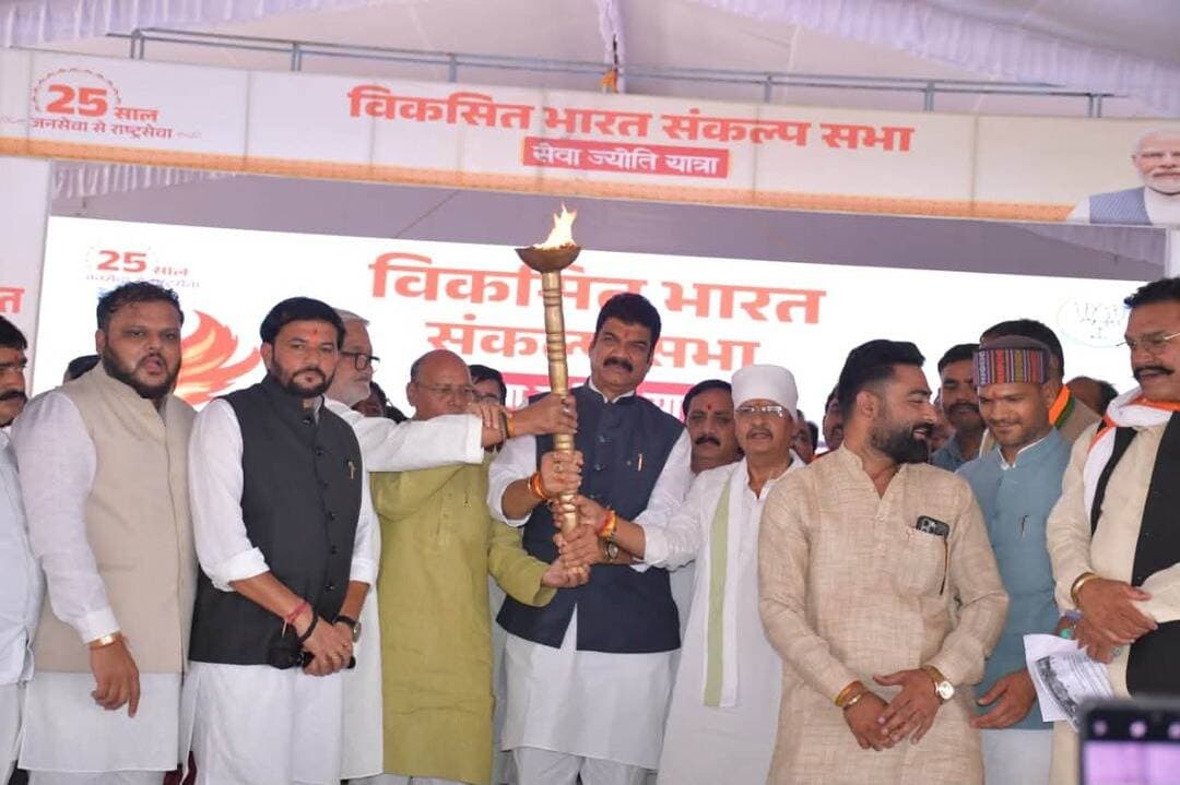 विकसित भारत संकल्प यात्रा के अंतर्गत विकसित भारत संकल्प सभा व सेवा ज्योति यात्रा का पीटीसी ग्राउंड में हुआ आयोजन
शासन के विभिन्न 17 विभागों ने लगाए स्टॉल, नागरिकों को जनकल्याणकारी योजनाओं की जानकारी देकर लाभान्वित किया गया
केबिनेट मंत्री श्री गोविंद सिंह राजपूत ने जनप्रतिनिधियों के साथ मसाल ज्योति प्रज्ज्वलित कर सेवा ज्योति यात्रा के कलशों को भी प्रज्ज्वलित कराया एवं रवाना किया
सागर। सेवा संकल्प अभियान के अंतर्गत विकसित भारत संकल्प सभा एवं सेवा ज्योति यात्रा के जिला स्तरीय कार्यक्रम का आयोजन पीटीसी ग्राउंड सागर में किया गया। कार्यक्रम में शासन के विभिन्न विभागों द्वारा स्टॉल लगाकर नागरिकों को शासन की जनकल्याणकारी योजनाओं, सेवाओं एवं योजनाओं का लाभ प्राप्त करने की प्रक्रिया की जानकारी दी गई। इस दौरान पात्र हितग्राहियों को योजनाओं से जोड़ने एवं लाभान्वित करने की कार्रवाई भी की गई।
कार्यक्रम का शुभारंभ मुख्य अतिथि प्रदेश के कैबिनेट मंत्री श्री गोविंद सिंह राजपूत ने जनप्रतिनिधियों के साथ दीप प्रज्ज्वलित कर किया। कार्यक्रम में पूर्व मंत्री एवं रहली विधायक श्री गोपाल भार्गव, विधायक श्री शैलेन्द्र कुमार जैन, श्री प्रदीप लारिया, श्री वीरेन्द्र लंबरदार, श्री बृजबिहारी पटैरिया, जिला पंचायत अध्यक्ष श्री हीरा सिंह राजपूत, श्री श्याम तिवारी, महापौर श्रीमती संगीता सुशील तिवारी, ग्रामीण जिला अध्यक्ष सुश्री रानी कुशवाहा, निगम अध्यक्ष श्री वृंदावन अहिरवार, पूर्व विधायक श्रीमती सुधा जैन, श्री नारायण कबीर पंथी सहित बड़ी संख्या में जनप्रतिनिधि एवं जिलेभर से आये नागरिक रहवासी उपस्थित रहे।
कैबिनेट मंत्री श्री गोविंद सिंह राजपूत ने कार्यक्रम को संबोधित करते हुए कहा कि विकसित भारत के संकल्प को साकार करने में प्रत्येक नागरिक की सहभागिता महत्वपूर्ण है। उन्होंने आयोजन में उपस्थित नागरिकों का स्वागत, वंदन एवं अभिनंदन करते हुए कहा कि प्रधानमंत्री श्री नरेन्द्र मोदी के जन्मोत्सव एवं 25 वर्ष की लगातार सेवा के संकल्प को शहर और गांव के लोगों ने जिस उत्साह के साथ मनाया है, वह सराहनीय है। उन्होंने कहा कि प्रधानमंत्री श्री नरेन्द्र मोदी के नेतृत्व में केंद्र एवं प्रदेश की सरकार द्वारा समाज के प्रत्येक वर्ग के कल्याण के लिए कार्य किया जा रहा है। वर्ष 2014 में प्रधानमंत्री का पदभार संभालने के बाद देश में विकास की नई दिशा तय हुई है। उन्होंने कहा कि आज देश में सड़क, बिजली, पानी सहित बुनियादी सुविधाओं का विस्तार हुआ है। मध्यप्रदेश आज अन्य प्रदेशों को बिजली उपलब्ध कराने की स्थिति में है। यह प्रधानमंत्री श्री नरेन्द्र मोदी एवं मुख्यमंत्री के नेतृत्व में हुए विकास कार्यों का परिणाम है।
श्री राजपूत ने कहा कि प्रधानमंत्री श्री नरेन्द्र मोदी ने विश्व पटल पर भारत की प्रतिष्ठा को नई ऊंचाइयों तक पहुंचाया है। आज भारत विश्व की प्रमुख शक्तियों के साथ मजबूती से खड़ा है। उन्होंने कहा कि विकास का कोई भी क्षेत्र हो, केंद्र एवं प्रदेश सरकार द्वारा निरंतर कार्य किए जा रहे हैं। उन्होंने बताया कि अगले वर्ष युवा वर्ष के रूप में मनाया जाएगा, जिसमें युवाओं की सहभागिता और उनके विकास पर विशेष ध्यान दिया जाएगा।
17 विभागों द्वारा लगाये गए स्टॉल के माध्यम से योजनाओं की जानकारी दी गई-कार्यक्रम स्थल पर राजस्व विभाग, पंचायत एवं ग्रामीण विकास विभाग, स्वास्थ्य एवं परिवार कल्याण विभाग, नगरीय प्रशासन एवं विकास विभाग, खाद्य एवं नागरिक आपूर्ति विभाग, सूक्ष्म, लघु एवं मध्यम उद्यम विभाग, कृषि एवं किसान कल्याण विभाग, मत्स्य पालन विभाग, लोक स्वास्थ्य यांत्रिकी विभाग, वित्त विभाग, श्रम विभाग, कौशल विकास एवं उद्यमिता विभाग, ग्रामीण विकास विभाग, महिला एवं बाल विकास विभाग, सामाजिक न्याय विभाग, स्कूल शिक्षा विभाग तथा पीएम स्वनिधि योजना सहित विभिन्न विभागों के स्टॉल लगाए गए।
इन स्टॉलों के माध्यम से नागरिकों को शासन की विभिन्न जनकल्याणकारी योजनाओं की जानकारी उपलब्ध कराई गई। साथ ही पात्र नागरिकों के आवेदन प्राप्त कर उन्हें योजनाओं का लाभ दिलाने की कार्रवाई की गई। अधिकारियों एवं कर्मचारियों द्वारा नागरिकों की समस्याओं और जिज्ञासाओं का समाधान करते हुए उन्हें शासन की योजनाओं से अधिक से अधिक जुड़ने के लिए प्रेरित किया गया। कार्यक्रम में बड़ी संख्या में नागरिकों ने सहभागिता कर विभिन्न विभागों के स्टॉलों का अवलोकन किया तथा शासन की योजनाओं एवं सेवाओं की जानकारी प्राप्त की।
सेवा ज्योति यात्रा को किया रवाना
कार्यक्रम के अंत में विधायक श्री शैलेन्द्र कुमार जैन ने विकसित भारत के संकल्प की शपथ दिलाई। केबिनेट मंत्री श्री गोविंद सिंह राजपूत ने जनप्रतिनिधियों के साथ मसाल प्रज्ज्वलित कर सेवा ज्योति यात्रा के कलशों को भी प्रज्ज्वलित कराया एवं रवाना किया। सागर नगर की सेवा ज्योति यात्रा पीटीसी ग्राउंड से प्रारंभ होकर मुख्य मार्गों से होते हुए तीनबत्ती पर पहुंची ।
#jansamparkMP #sagar #SevaSankalp2026