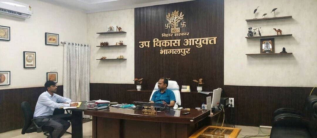 *उप विकास आयुक्त की अध्यक्षता में जिला योजना एवं स्थानीय क्षेत्र अभियंत्रण संगठन द्वारा संचालित योजनाओं की समीक्षा*
भागलपुर, 07 अक्टूबर 2026।
उप विकास आयुक्त, भागलपुर श्री रवि राकेश, बि.प्र.से. की अध्यक्षता में आज उनके कार्यालय वेश्म में जिला योजना कार्यालय, भागलपुर तथा स्थानीय क्षेत्र अभियंत्रण संगठन, कार्य प्रमंडल-1, भागलपुर एवं कार्य प्रमंडल-2, नवगछिया द्वारा संचालित विभिन्न योजनाओं की प्रगति की समीक्षात्मक बैठक आयोजित की गई।
बैठक में मुख्यमंत्री क्षेत्र विकास योजना, सांसद स्थानीय क्षेत्र विकास योजना, मंदिर चहारदीवारी निर्माण योजना एवं कब्रिस्तान घेराबंदी योजना सहित पंचायत सरकार भवनों के निर्माण कार्य की विस्तृत समीक्षा की गई।
समीक्षा के क्रम में बताया गया कि मुख्यमंत्री क्षेत्र विकास योजना के अंतर्गत 18वीं विधानसभा (वर्ष 2021-22 से 2025-26) के तहत कुल 1,436 योजनाएँ पूर्ण हो चुकी हैं, जबकि 33 योजनाओं का कार्य प्रगति पर है। वहीं, 18 योजनाओं को रद्द करने हेतु विभाग को पत्राचार किया गया है।
सांसद स्थानीय क्षेत्र विकास योजना के अंतर्गत वित्तीय वर्ष 2025-26 की 01 योजना का कार्य प्रगति पर है।
मंदिर चहारदीवारी निर्माण योजना के अंतर्गत कुल 23 योजनाएँ पूर्ण कर ली गई हैं तथा 05 योजनाओं का कार्य प्रगति पर है।
कब्रिस्तान घेराबंदी योजना के अंतर्गत कुल 179 योजनाओं में से 176 योजनाएँ पूर्ण कर ली गई हैं। शेष योजनाओं में 01 योजना रद्द तथा 02 योजनाएँ न्यायालय में मामला लंबित रहने के कारण लंबित हैं।
बैठक में पंचायत सरकार भवन के निर्माण कार्य की भी समीक्षा की गई। निर्धारित 84 के लक्ष्य के विरुद्ध 36 पंचायत सरकार भवनों का निर्माण कार्य पूर्ण किया गया है, जबकि 08 स्थल विभिन्न कारणों से बाधित हैं। उप विकास आयुक्त ने कार्यपालक अभियंता, स्थानीय क्षेत्र अभियंत्रण संगठन को निर्देश दिया कि विवादित 08 स्थलों का सतत अनुश्रवण करते हुए आवश्यक समन्वय के साथ निर्माण कार्य प्रारंभ कराना सुनिश्चित करें। साथ ही निर्माणाधीन पंचायत सरकार भवनों की नियमित समीक्षा करते हुए उन्हें अविलंब पूर्ण कराने का निर्देश दिया।
उप विकास आयुक्त ने कार्यपालक अभियंता, स्थानीय क्षेत्र अभियंत्रण संगठन, कार्य प्रमंडल-1, भागलपुर एवं कार्य प्रमंडल-2, नवगछिया को निर्देश दिया कि सभी लंबित योजनाओं का स्थल निरीक्षण करते हुए निर्धारित समय-सीमा के अंदर कार्य पूर्ण कराना सुनिश्चित करें। उन्होंने योजनाओं के क्रियान्वयन में आ रही बाधाओं का प्राथमिकता के आधार पर निराकरण करने तथा कार्यों की नियमित अनुश्रवण एवं समीक्षा सुनिश्चित करने पर बल दिया।
बैठक में जिला योजना पदाधिकारी, भागलपुर, कार्यपालक अभियंता, स्थानीय क्षेत्र अभियंत्रण संगठन, कार्य प्रमंडल-1, भागलपुर एवं कार्य प्रमंडल-2, नवगछिया तथा सभी संबंधित सहायक अभियंता उपस्थित थे।
जिला जनसंपर्क कार्यालय,
भागलपुर