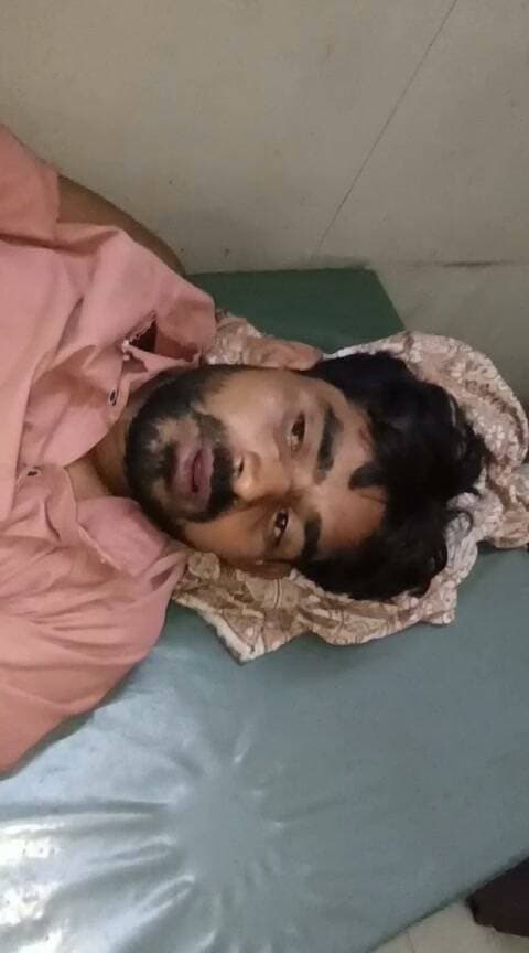 मलवां में पुलिस के सामने खूनी हमला, कुल्हाड़ी-चाकू और लाठी-डंडों से चार लोगों पर जानलेवा वार का आरोप
शिकायत के बाद भड़के दबंग! दो युवकों, एक महिला और किशोरी को गंभीर रूप से पीटा, सभी अस्पताल में भर्ती
पुलिस की मौजूदगी में हिंसा के आरोप से उठे सवाल, निष्पक्ष जांच और कड़ी कार्रवाई की मांग
फतेहपुर। जनपद के मलवां थाना क्षेत्र के कहाई गांव के पास मारपीट की एक गंभीर घटना सामने आई है। आरोप है कि गाली-गलौज और धमकी की शिकायत पुलिस से किए जाने के बाद 5 से 6 लोगों ने चार लोगों पर कुल्हाड़ी, लाठी-डंडों और चाकू से हमला कर दिया। घटना में चार लोग गंभीर रूप से घायल हुए हैं, जिन्हें उपचार के लिए अस्पताल में भर्ती कराया गया है। घटना को लेकर पुलिस की मौजूदगी के दौरान भी हमला होने के आरोप ने कई सवाल खड़े कर दिए हैं। हालांकि पूरे घटनाक्रम की आधिकारिक पुष्टि पुलिस जांच के बाद ही हो सकेगी।
घायलों की पहचान ज्ञान सिंह (25) पुत्र राम गोपाल, कुलदीप (35) पुत्र संतराम यादव, मंजू (30) पत्नी अनंत राम तथा श्रेया (14) पुत्री योगेंद्र, निवासी ग्राम कहाई, थाना मलवां के रूप में हुई है।
परिजनों के अनुसार, पहले गाली-गलौज और धमकी दिए जाने की शिकायत पुलिस से की गई थी। आरोप है कि इसके बाद 5 से 6 लोगों ने एकजुट होकर कुल्हाड़ी, लाठी-डंडों और चाकू से हमला कर दिया। आरोप यह भी है कि घटना के दौरान पुलिस मौके पर मौजूद थी, इसके बावजूद हमलावरों ने हमला जारी रखा। दो युवकों पर जानलेवा हमला किए जाने तथा एक महिला और किशोरी के साथ भी गंभीर मारपीट किए जाने का आरोप लगाया गया है।
घटना के बाद चारों घायलों को तत्काल अस्पताल पहुंचाया गया, जहां उनका उपचार जारी है। उनकी चिकित्सकीय रिपोर्ट और पुलिस की जांच के बाद ही चोटों की प्रकृति तथा घटना के सभी तथ्यों की स्पष्ट जानकारी सामने आ सकेगी।
स्थानीय लोगों का कहना है कि यदि पुलिस की मौजूदगी में हमला होने के आरोप सही पाए जाते हैं, तो पूरे घटनाक्रम की निष्पक्ष जांच कर जिम्मेदार लोगों के विरुद्ध सख्त कार्रवाई की जानी चाहिए। वहीं पुलिस का आधिकारिक पक्ष और मुकदमे में दर्ज धाराओं की विस्तृत जानकारी का इंतजार है।
मामला फिलहाल जांच के अधीन है। पुलिस की विवेचना, चिकित्सकीय रिपोर्ट तथा उपलब्ध साक्ष्यों के आधार पर आगे की कानूनी कार्रवाई तय होगी।
एनडी न्यूज़ की अपील:
किसी भी विवाद को हिंसा का रूप देना कानूनन अपराध है। आमजन से अपील है कि विवाद की स्थिति में कानून का सहारा लें और प्रशासन से सहयोग प्राप्त करें। पुलिस प्रशासन से अपेक्षा है कि मामले की निष्पक्ष जांच कर दोषियों के विरुद्ध सख्त एवं समयबद्ध कार्रवाई सुनिश्चित करे, ताकि कानून के प्रति लोगों का विश्वास बना रहे।
👇👇
#NDNews #दैनिक_निष्पक्ष_धारा #Fatehpur #Malwan #CrimeNews #UPPolice #LawAndOrder #DMFatehpur #FatehpurPolice #Justice
👇👇
@dgpup
@RSSorg
@UPGovt
@wpl1090
@RSSgeet
@Uppolice
@MIB_India
@PMOIndia
@HMOIndia
@abmanglik
@VHPDigital
@igrangealld
@myogioffice
@InfoDeptUP
@dmfatehpur
@sdmsadarftp
@CMOfficeUP
@CMOUP_RC
@UPPRD1948
@ChiefSecyUP
@ChiefSecyUP
@MahantYogiG
@FatehpurSdm
@fatehpurpolice
@BajrangDalOrg
@rashtrapatibhvn
@UPMahilaKalyan
@112UttarPradesh
@myogiadityanath
@CommissionerPrg
@ADGZonPrayagraj
👇👇👇
🟥 ND NEWS | दैनिक निष्पक्ष धारा
मुख्य संपादक / संस्थापक: राजन सिंह हाड़ा
सह-संपादक: शालिनी सिंह भदौरिया
✒️ रिपोर्ट: जिला ब्यूरो, फतेहपुर
📍 कार्यालय-3: U158, हीरा स्वीट्स के पास, विकास मार्ग, लक्ष्मी नगर, पूर्वी दिल्ली – 110092 (NCR)
📍 कार्यालय-2: विधानसभा रोड, बर्लिंगटन चौराहा, लखनऊ – 226001 (UP)
📍 कार्यालय-1: 1/1 अटल बिहारी चौराहा, नियर बर्मा चौराहा, फतेहपुर – 212601 (UP)
📅 दिनांक: 07 अक्टूबर 2026
📆 दिन: बुधवार
📧 Email: ndnewschannel@gmail.com
📞 मोबाइल: 9696119696