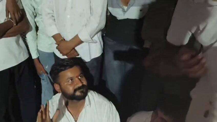 कोलायत में जमा चुनावी माहौल,
कोलायत में सरपंच प्रत्याशी गमेशमल पंचारिया को सेकड़ो ग्रामीणों ने गुड़ से तोलकर चुनाव में समर्थन दिया,
ग्रामीणों ने कहा पंचारिया आप चुनाव लड़ो हम आपके साथ है,,,
#rahulsewagjhajhu #kolayatnews #bikanernews #kolayat #PanchayatElection #bikaner
100009089812842:2048:Lalit Panchariya
100047650841846:2048:Ganesh Panchariys 100012601562619:2048:Panchariya Chaturbhuj Part 15