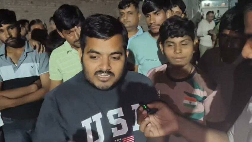कोलायत में जमा चुनावी माहौल,
कोलायत में सरपंच प्रत्याशी गमेशमल पंचारिया को सेकड़ो ग्रामीणों ने गुड़ से तोलकर चुनाव में समर्थन दिया,
ग्रामीणों ने कहा पंचारिया आप चुनाव लड़ो हम आपके साथ है,,,
#rahulsewagjhajhu #kolayatnews #bikanernews #kolayat #PanchayatElection #bikaner
100009089812842:2048:Lalit Panchariya
100047650841846:2048:Ganesh Panchariys 100012601562619:2048:Panchariya Chaturbhuj Part 13