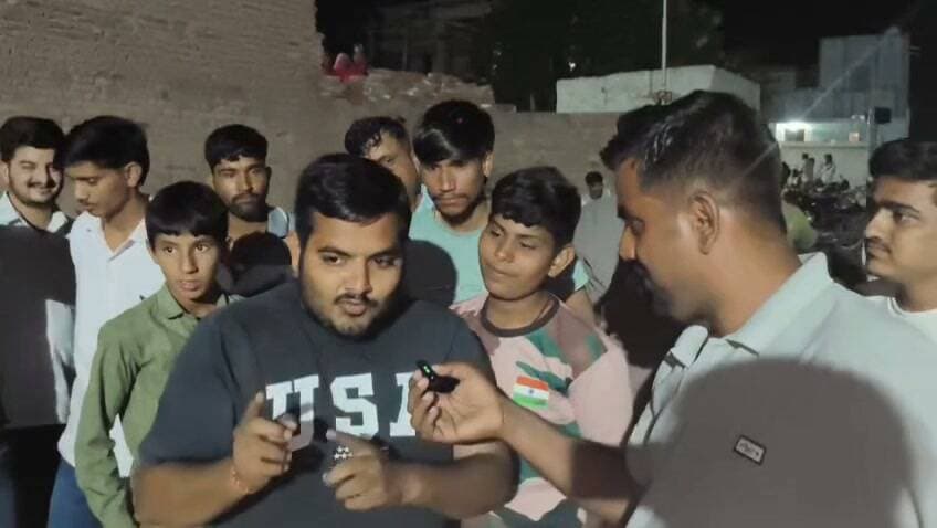 कोलायत में जमा चुनावी माहौल,
कोलायत में सरपंच प्रत्याशी गमेशमल पंचारिया को सेकड़ो ग्रामीणों ने गुड़ से तोलकर चुनाव में समर्थन दिया,
ग्रामीणों ने कहा पंचारिया आप चुनाव लड़ो हम आपके साथ है,,,
#rahulsewagjhajhu #kolayatnews #bikanernews #kolayat #PanchayatElection #bikaner
100009089812842:2048:Lalit Panchariya
100047650841846:2048:Ganesh Panchariys 100012601562619:2048:Panchariya Chaturbhuj Part 12