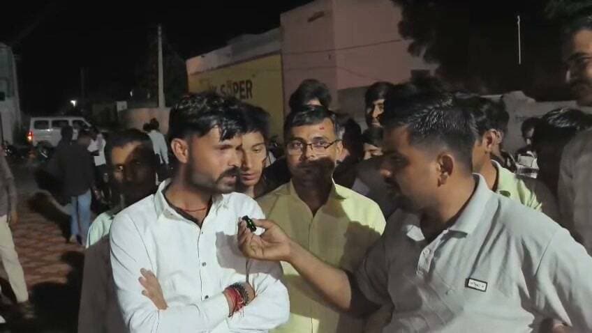 कोलायत में जमा चुनावी माहौल,
कोलायत में सरपंच प्रत्याशी गमेशमल पंचारिया को सेकड़ो ग्रामीणों ने गुड़ से तोलकर चुनाव में समर्थन दिया,
ग्रामीणों ने कहा पंचारिया आप चुनाव लड़ो हम आपके साथ है,,,
#rahulsewagjhajhu #kolayatnews #bikanernews #kolayat #PanchayatElection #bikaner
100009089812842:2048:Lalit Panchariya
100047650841846:2048:Ganesh Panchariys 100012601562619:2048:Panchariya Chaturbhuj Part 10