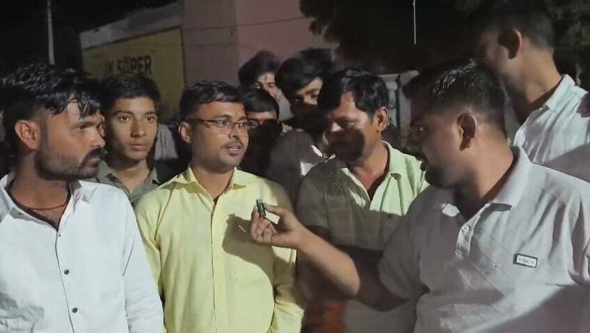 कोलायत में जमा चुनावी माहौल,
कोलायत में सरपंच प्रत्याशी गमेशमल पंचारिया को सेकड़ो ग्रामीणों ने गुड़ से तोलकर चुनाव में समर्थन दिया,
ग्रामीणों ने कहा पंचारिया आप चुनाव लड़ो हम आपके साथ है,,,
#rahulsewagjhajhu #kolayatnews #bikanernews #kolayat #PanchayatElection #bikaner
100009089812842:2048:Lalit Panchariya
100047650841846:2048:Ganesh Panchariys 100012601562619:2048:Panchariya Chaturbhuj Part 9