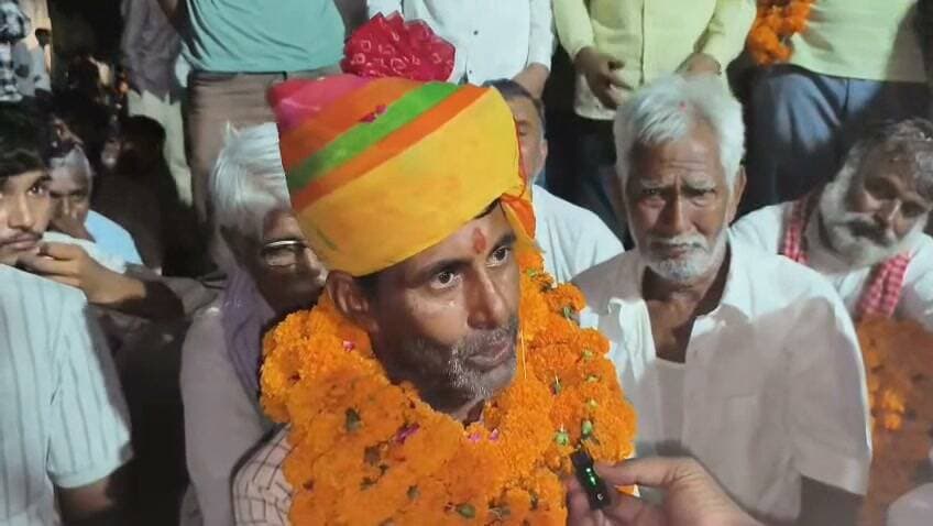 कोलायत में जमा चुनावी माहौल,
कोलायत में सरपंच प्रत्याशी गमेशमल पंचारिया को सेकड़ो ग्रामीणों ने गुड़ से तोलकर चुनाव में समर्थन दिया,
ग्रामीणों ने कहा पंचारिया आप चुनाव लड़ो हम आपके साथ है,,,
#rahulsewagjhajhu #kolayatnews #bikanernews #kolayat #PanchayatElection #bikaner
100009089812842:2048:Lalit Panchariya
100047650841846:2048:Ganesh Panchariys 100012601562619:2048:Panchariya Chaturbhuj Part 8