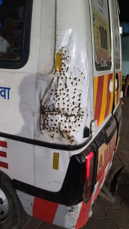 खटारा एंबुलेंस के भरोसे शामगढ़ और आसपास के लोगों की जिंदगी!
शामगढ़ में रेफर मरीजों को अस्पताल पहुंचाने वाली इस एंबुलेंस की हालत देखिए… इंजन खटर-पटर की आवाज कर रहा है, टायरों की हालत खराब नजर आ रही है और पूरी बॉडी भी बदहाल दिखाई दे रही है। सवाल यह है कि ऐसी खटारा एंबुलेंस के भरोसे मरीजों की जिंदगी कितनी सुरक्षित है? यही एंबुलेंस दो दिन पहले भी करीब 2 घंटे देरी से पहुंची थी, ऐसा परिजनों का आरोप है। स्वास्थ्य व्यवस्था से जुड़े जिम्मेदार अधिकारियों को इस ओर गंभीरता से ध्यान देने की जरूरत है।