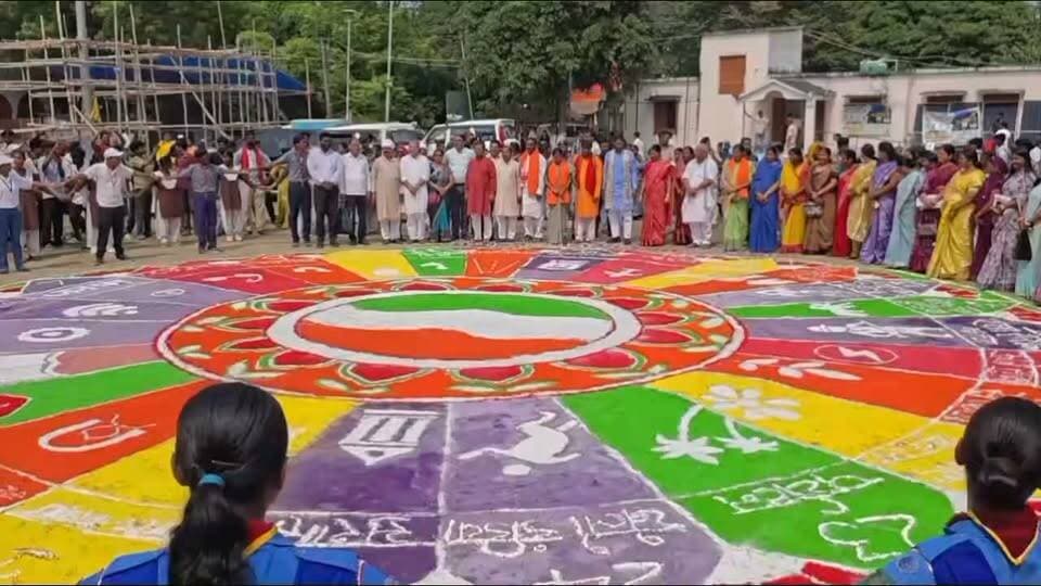 रंगों में विकास की कहानी, स्टॉलों पर योजनाओं का ज्ञान, सेवा संकल्प में दिखा नया भारत