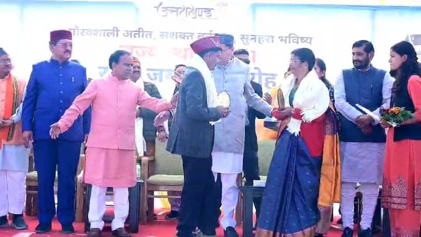 ग्रीष्मकालीन राजधानी भराड़ीसैंण (गैरसैंण) में उत्तराखण्ड राज्य स्थापना की रजत जयंती समारोह के अवसर पर
मुख्यमंत्री श्री पुष्कर सिंह धामी ने भव्य रैतिक परेड का निरीक्षण किया।
राज्य की गौरवशाली यात्रा और वीरता की परंपरा को सलाम! 🇮🇳✨
#Gairsain #Chamoli #Uttarakhand #SashaktaUttarakhand25 #UttarakhandFoundationDay #SilverJubilee