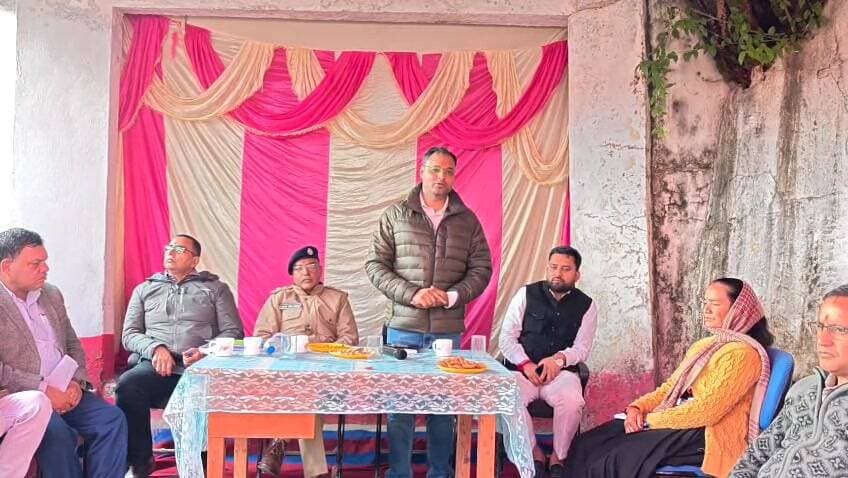 📍 वाण गांव,लोहाजंग में यात्रा तैयारियों की समीक्षा
जिलाधिकारी गौरव कुमार ने यात्रा मार्ग पर पार्किंग, बिजली, पानी, नेटवर्क, स्वास्थ्य और स्वच्छता की व्यवस्थाएं जल्द पूरी करने के निर्देश दिए।
एसपी सुरजीत सिंह पंवार ने भीड़ नियंत्रण व सुरक्षा की तैयारियों की जानकारी दी।
स्थानीय प्रतिनिधियों ने सुविधाओं के विस्तार और सिंगल यूज़ प्लास्टिक प्रतिबंध के सुझाव दिए।
#Chamoli #YatraPreparations #Lohajang #Uttarakhand