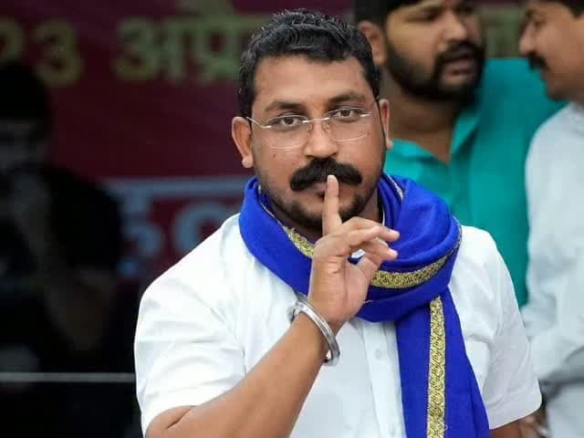उतर प्रदेश के साहिबाबाद पुलिस स्टेशन में दर्ज एक मामले में आजाद पार्टी के अध्यक्ष और नगीना से सांसद चंद्रशेखर आजाद के खिलाफ गिरफ्तारी वारंट जारी किया गया है. गाजियाबाद की MP-MLA कोर्ट ने उनके खिलाफ नॉन-बेलेबल वारंट जारी किया और उनकी संपत्ति जब्त करने का आदेश दिया, क्योंकि वे कथित तौर पर कोर्ट की कार्यवाही में शामिल नहीं हुए और फरार चल रहे थे. यह मामला भारतीय दंड संहिता (IPC) की धारा 323 और 305 के तहत दर्ज किया गया था.
#Chandrashekhar #MP #MPMLACourt #Warrant #BiharTalkies IndiaTalkies