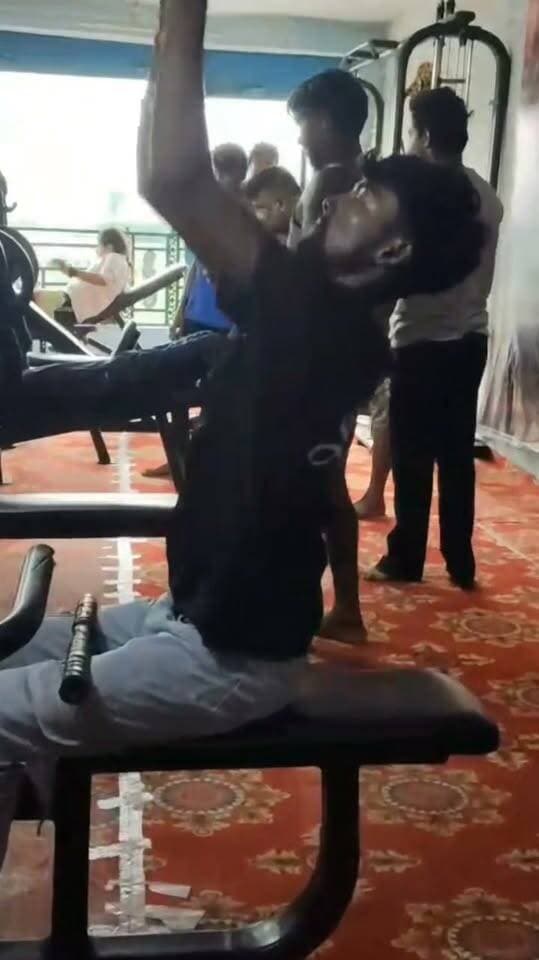 हाँ, जिम करना सेहत के लिए अच्छा होता है, अगर सही तरीके और नियमितता से किया जाए। 💪
इसके फायदे:
- मांसपेशियां और हड्डियां मजबूत होती हैं।
- वजन नियंत्रित रखने में मदद मिलती है।
- दिल और फेफड़ों की फिटनेस बेहतर होती है।
- शरीर की ताकत और स्टैमिना बढ़ता है।
- तनाव और नींद में भी सुधार हो सकता है।
शुरुआत कर रहे हैं तो हल्के वजन और सही तकनीक से शुरू करें, पहले वार्म-अप करें और धीरे-धीरे वजन बढ़ाएं। रोज बहुत ज्यादा भारी वर्कआउट करना जरूरी नहीं है।