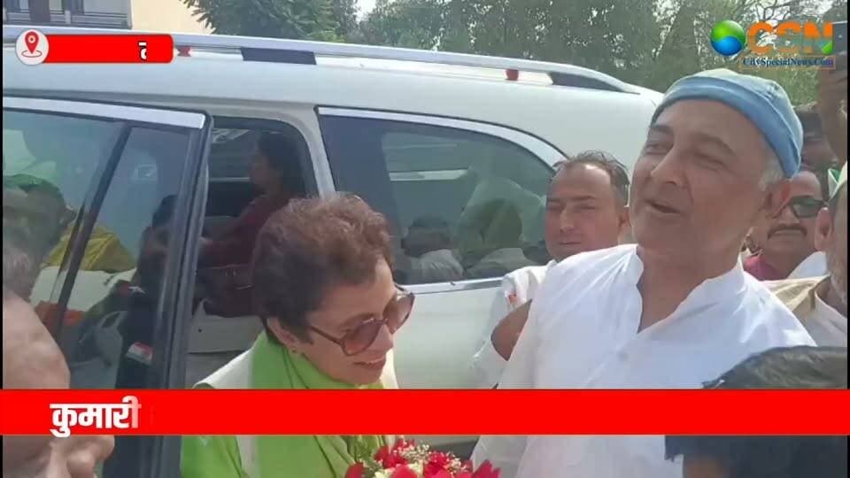 उत्तराखंड कांग्रेस चुनाव प्रभारी कुमारी शैलजा का आज नारसन बॉर्डर पर मंगलौर विधायक काज़ी निज़ामुद्दीन और उनके समर्थकों ने ज़ोरदार सवागत किया
आपको बता दे कि आज हरिद्वार में एक जनसभा को संबोधित करने के लिए कुमारी शैलजा दिल्ली से हरिद्वार के लिए आ रही थी जिसके चलते नारसन बॉर्डर पर ही उन्हें रोक कर उनका भरपूर सवागत किया गया
कुमारी शैलजा का कहना है कि चुनाव आयोग के अध्यक्ष ज्ञानेश कुमार के खिलाफ जो कांग्रेस ने मोर्चा खोला है उसको लेकर वह पूरे भारत मे इसका विरोध करेंगे जब तक ज्ञानेश कुमार अपने पद से इस्तीफा नही देते तब तक राहुल गाँधी के नेतृत्व में उनकी लड़ाई जारी रहेगी
वही उत्तराखंड के पूर्व मुख्यमंत्री हरीश रावत द्वारा चलाई जा रही यात्रा के सवाल पर उन्होंने कोई जवाब नही दिया वही उन्होंने कहा कि अब मंगलौर में नही बल्कि उत्तराखंड में बदलाव होने वाला है और मंगलौर के विधायक काज़ी निज़ामुद्दीन थे और इस बार भी वही रहेंगे।
मंगलौर विधायक काज़ी निज़ामुद्दीन ने भी इस बार प्रदेश सरकार के 2027 के चुनाव में कांग्रेस की सरकार बनाने की बात कही और कहा कि अब जल्द ही ज्ञानेश कुमार को अपने पद से इस्तीफा देना होगा।
#KumariSelja #Congress #UttarakhandCongress #KaziNizamuddin #Mangalore #Haridwar #NarsanBorder #UttarakhandPolitics #UttarakhandElection2027 #Congress2027 #GyaneshKumar #RahulGandhi #HarishRawat #PoliticalNews #BreakingNews #CitySpecialNews