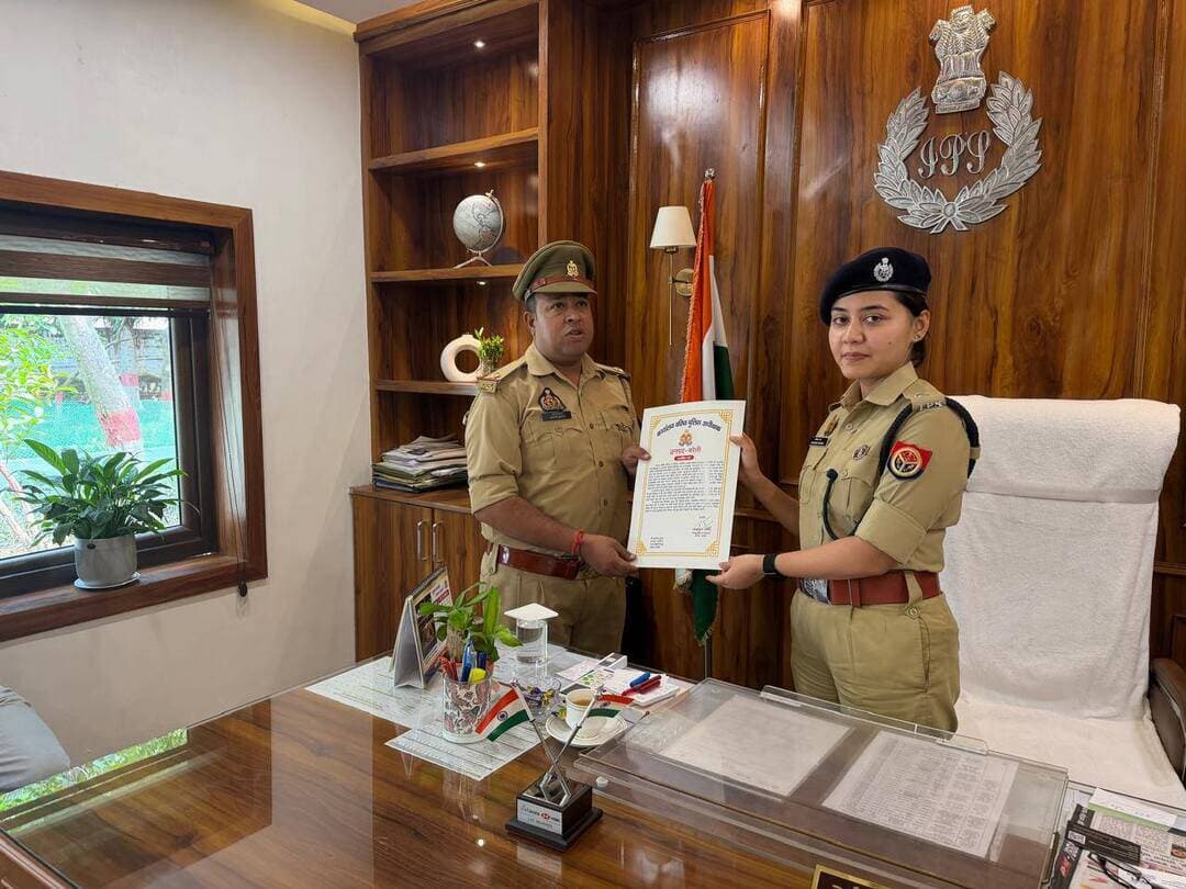 साइबर अपराध नियंत्रण में उत्कृष्ट प्रदर्शन पर चार थानों के प्रभारी सम्मानित
रिपोर्ट कविता मौर्य
बरेली। साइबर अपराध की रोकथाम, साइबर शिकायतों के प्रभावी निस्तारण और अपराध नियंत्रण के क्षेत्र में उत्कृष्ट कार्य करने वाले थाना बिथरी चैनपुर, भुता, सिरौली और हाफिजगंज के थाना प्रभारियों एवं साइबर सेल टीम के पुलिसकर्मियों को सम्मानित किया गया।
वरिष्ठ पुलिस अधीक्षक अनुराग आर्य के निर्देशन में सितंबर 2026 की मासिक साइबर क्राइम मूल्यांकन प्रणाली के तहत जिले के सभी थानों पर साइबर अपराध नियंत्रण और शिकायतों के निस्तारण के लिए किए गए कार्यों का मूल्यांकन किया गया। इसमें उक्त चार थानों ने उत्कृष्ट प्रदर्शन किया।
उत्कृष्ट कार्य के लिए एसपी दक्षिणी अंशिका वर्मा ने अपने कार्यालय में संबंधित थाना प्रभारियों और साइबर सेल टीम में नामित पुलिसकर्मियों को प्रशस्ति पत्र देकर सम्मानित किया। उन्होंने पुलिसकर्मियों के कार्यों की सराहना करते हुए भविष्य में भी इसी तरह प्रभावी और गुणवत्तापूर्ण कार्रवाई जारी रखने के लिए प्रोत्साहित किया।
Bareilly news Live #Bareillypolice #viral