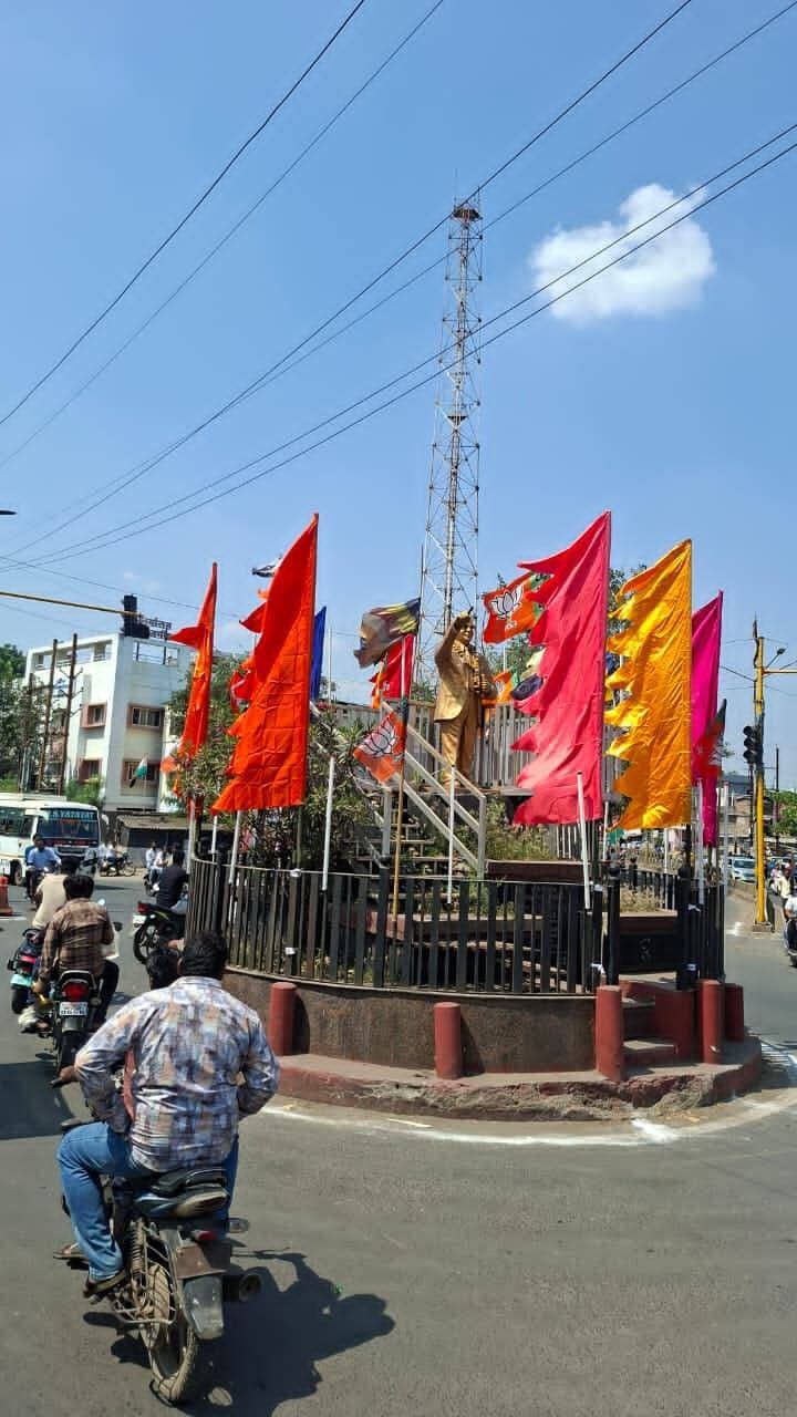 नवरात्रि से पहले देवास सजा, मुख्य मार्गों पर आकर्षक लाइटिंग और रंग-बिरंगी पताकाएं
देवास। शारदीय नवरात्रि के 11 अक्टूबर से शुभारंभ को लेकर देवास में नगर निगम ने शहर के सौंदर्यीकरण का काम तेज कर दिया है। मुख्य मार्गों, डिवाइडरों और प्रमुख चौराहों पर आकर्षक लाइटिंग के साथ मल्टी कलर पताकाएं लगाई जा रही हैं।
बुधवार शाम महापौर गीता अग्रवाल ने विधायक एवं महापौर प्रतिनिधि दुर्गेश अग्रवाल सहित निगम अधिकारियों और जनप्रतिनिधियों के साथ सजावट कार्यों का निरीक्षण किया। नवरात्रि के दौरान माता टेकरी पर बड़ी संख्या में श्रद्धालुओं के पहुंचने को देखते हुए प्रमुख मार्गों पर प्रकाश व्यवस्था और सजावट को बेहतर किया जा रहा है।