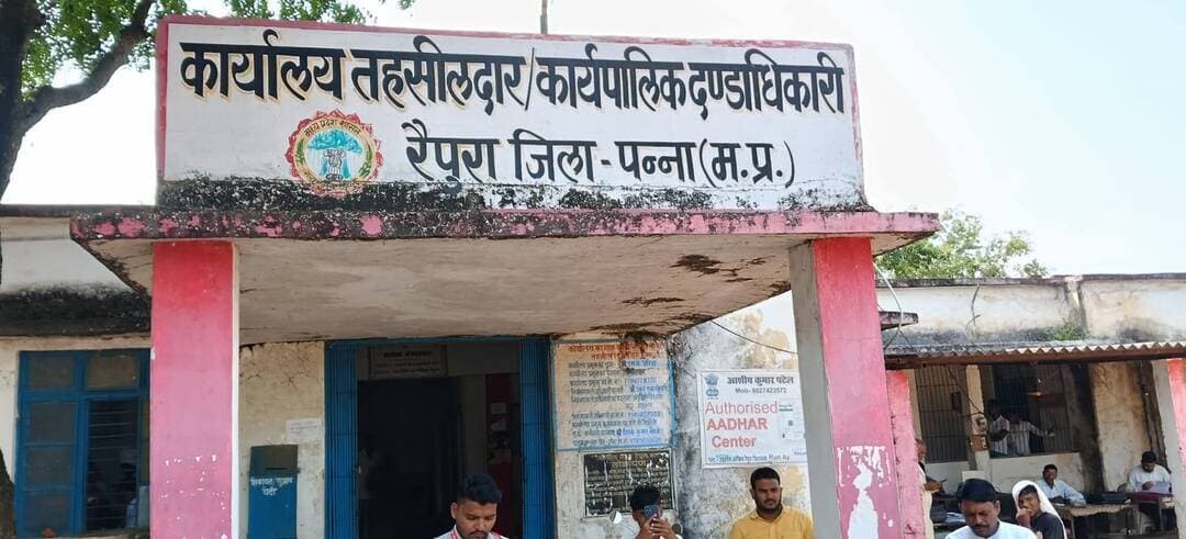 रैपुरा में धान खरीदी की सीमा बढ़ाने की मांग, किसानों ने तहसीलदार के माध्यम से CM-कलेक्टर को सौंपा ज्ञापन
रैपुरा। समर्थन मूल्य पर धान खरीदी की सीमा बढ़ाने और धान पंजीयन में आ रही समस्याओं के निराकरण की मांग को लेकर रैपुरा तहसील क्षेत्र के किसानों ने बुधवार को तहसील कार्यालय पहुंचकर मुख्यमंत्री एवं कलेक्टर पन्ना के नाम तहसीलदार के माध्यम से ज्ञापन सौंपा।
किसानों का कहना है कि रैपुरा तहसील में अधिकांश किसान धान की खेती पर निर्भर हैं। किसानों के अनुसार एक हेक्टेयर में करीब 60 से 70 क्विंटल तक धान का उत्पादन होता है, लेकिन समर्थन मूल्य पर खरीदी के दौरान रैपुरा तहसील में प्रति हेक्टेयर करीब 25 से 30 क्विंटल धान खरीदी की सीमा निर्धारित है।
किसानों का कहना है कि वास्तविक उत्पादन की तुलना में खरीदी की सीमा कम होने से उनकी पूरी उपज समर्थन मूल्य पर बेचने का अवसर नहीं मिल पाता। ऐसे में किसानों ने मांग की है कि फसल के वास्तविक उत्पादन और क्षेत्रफल को ध्यान में रखते हुए खरीदी की सीमा निर्धारित की जाए।
किसानों ने उठाया सवाल—एक जिले में अलग-अलग सीमा क्यों?
ज्ञापन में किसानों ने बताया कि उनके अनुसार अमानगंज, गुनौर, पवई और देवेंद्रनगर सहित जिले की कुछ अन्य तहसीलों में करीब 40 से 45 क्विंटल प्रति हेक्टेयर तक धान खरीदी की सीमा निर्धारित है।
किसानों का सवाल है कि जब पूरा जिला एक ही है और किसान समर्थन मूल्य पर अपनी उपज बेच रहे हैं, तो रैपुरा तहसील में खरीदी की सीमा अपेक्षाकृत कम क्यों रखी गई है?
किसानों ने प्रशासन से मांग की है कि रैपुरा तहसील में भी धान खरीदी की सीमा बढ़ाकर 45 से 50 क्विंटल प्रति हेक्टेयर की जाए, ताकि किसानों को उनकी उपज का उचित लाभ मिल सके।
पंजीयन की समस्याओं का भी मुद्दा
किसानों ने धान पंजीयन के दौरान आ रही विभिन्न समस्याओं को भी तहसीलदार के समक्ष रखा और उनके शीघ्र निराकरण की मांग की।
किसानों ने मुख्यमंत्री एवं जिला प्रशासन से पूरे मामले में जल्द उचित कार्रवाई करने की अपील की है।
अब देखना होगा कि किसानों की इस मांग पर जिला प्रशासन और शासन की ओर से क्या निर्णय लिया जाता है।
आपकी राय क्या है? क्या रैपुरा में धान खरीदी की सीमा किसानों की वास्तविक उपज के अनुरूप बढ़ाई जानी चाहिए? अपनी राय कमेंट में जरूर बताएं।
#रैपुरा #Panna #धानखरीदी #धानउपार्जन #किसान #किसानोंकीआवाज #समर्थनमूल्य #MSP #किसानहित #पन्ना #मध्यप्रदेश #कृषिसमाचार