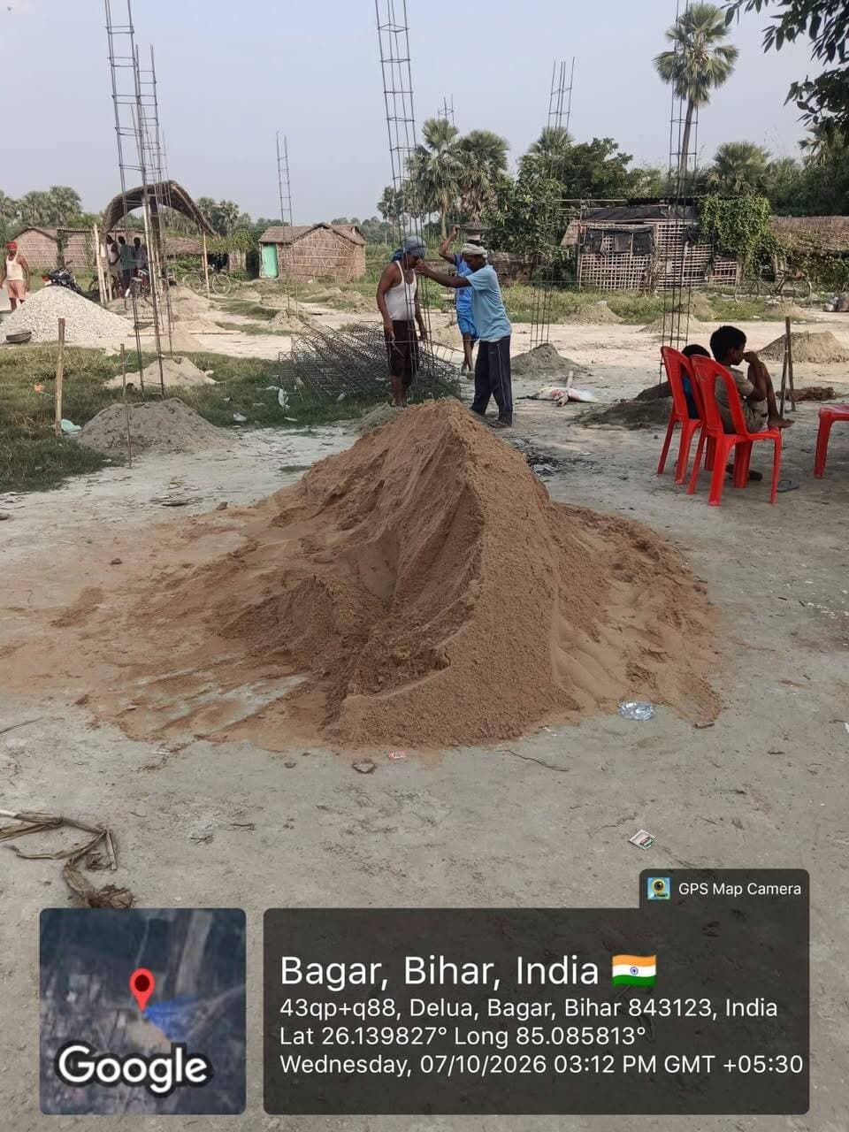 विकसित भारत जी राम जी अंतर्गत जिला मुजफ्फरपुर के पारू प्रखंड अंतर्गत वाजितपुर पंचायत में ग्रामीण हाट के निर्माण कार्य का शुभारंभ किया गया। ग्रामीण हाट के निर्माण से स्थानीय किसानों, उत्पादकों एवं छोटे व्यवसायियों को अपने उत्पादों की बिक्री के लिए बेहतर एवं सुविधाजनक मंच उपलब्ध होगा।
इस पहल का उद्देश्य ग्रामीण अर्थव्यवस्था को सुदृढ़ करना, स्थानीय स्तर पर रोजगार एवं व्यापार के अवसर बढ़ाना तथा किसानों एवं ग्रामीण उत्पादकों को उनके उत्पादों का बेहतर बाजार उपलब्ध कराना है। निर्माण कार्य को निर्धारित मानकों के अनुरूप गुणवत्तापूर्ण एवं समयबद्ध तरीके से पूर्ण करने पर विशेष ध्यान दिया जा रहा है।
ग्रामीण हाट के निर्माण से वाजितपुर पंचायत सहित आसपास के ग्रामीण क्षेत्रों को भी लाभ मिलने की उम्मीद है।
#CMSamrat
#samratchaudhary
CMO Bihar
Information & Public Relations Department, Government of Bihar
Rural Development Department, Government of Bihar