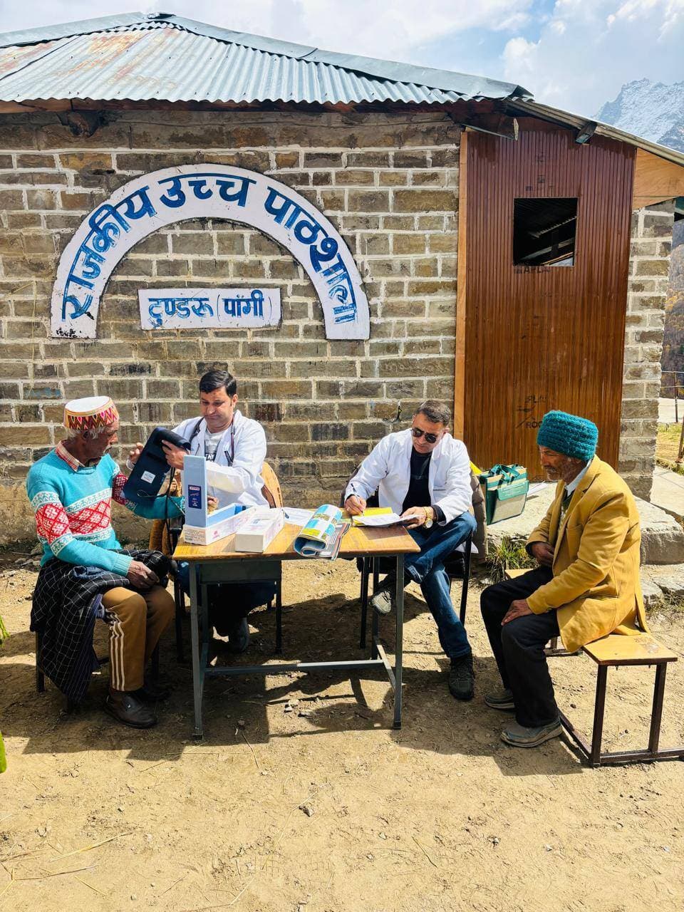 दुर्गम टुंडरू में पहुंची आयुष विभाग की मोबाइल मेडिकल यूनिट, 89 ग्रामीणों की हुई स्वास्थ्य जांच
घर-द्वार के नजदीक स्वास्थ्य सुविधा मिलने से ग्रामीणों में खुशी, आयुर्वेदिक उपचार और योग के प्रति किया जागरूक
हिमाचल 84 टीवी ब्यूरो पांगी,
जनजातीय क्षेत्र पांगी के दुर्गम गांव टुंडरू, ग्राम पंचायत हुड़ान में आयुष विभाग चंबा की मोबाइल मेडिकल यूनिट ने ग्रामीणों को घर-द्वार के नजदीक स्वास्थ्य सुविधाएं उपलब्ध करवाकर सराहनीय पहल की है। कठिन भौगोलिक परिस्थितियों के बावजूद विभागीय टीम ने गांव में एकदिवसीय स्वास्थ्य जांच शिविर आयोजित कर कुल 89 लोगों के स्वास्थ्य की जांच की।
जिला आयुष अधिकारी डॉ. अनिता शर्मा के दिशा-निर्देशानुसार आयोजित शिविर में स्वास्थ्य कर्मियों ने ग्रामीणों के रक्तचाप की जांच करने के साथ 39 लोगों के शुगर टेस्ट और 17 लोगों के हीमोग्लोबिन टेस्ट किए। जांच के दौरान लोगों को स्वास्थ्य संबंधी आवश्यक परामर्श भी दिया गया तथा उनकी स्वास्थ्य स्थिति के अनुसार आयुर्वेदिक दवाइयां नि:शुल्क वितरित की गईं।
मोबाइल मेडिकल यूनिट की टीम ने ग्रामीणों को संतुलित आहार, नियमित दिनचर्या और स्वस्थ जीवनशैली अपनाने के लिए जागरूक किया। इस दौरान लोगों को योग के स्वास्थ्य लाभों के बारे में जानकारी देने के साथ विभिन्न योगासन भी करवाए गए। इसके अतिरिक्त आयुर्वेद एवं स्वास्थ्य जागरूकता से संबंधित आईईसी सामग्री वितरित कर ग्रामीणों को विभिन्न रोगों से बचाव के प्रति जागरूक किया गया।
जिला आयुष अधिकारी डॉ. अनिता शर्मा ने कहा कि आयुष विभाग का मुख्य उद्देश्य जिले के दुर्गम, जनजातीय और दूरदराज क्षेत्रों में रहने वाले लोगों तक गुणवत्तापूर्ण स्वास्थ्य सेवाएं पहुंचाना है। मोबाइल मेडिकल यूनिट के माध्यम से ऐसे क्षेत्रों में लगातार स्वास्थ्य शिविर आयोजित किए जा रहे हैं, ताकि लोगों को समय पर स्वास्थ्य जांच, उपचार, आवश्यक दवाइयां और स्वास्थ्य संबंधी जागरूकता का लाभ मिल सके। उन्होंने कहा कि विभाग “स्वास्थ्य सेवाएं घर-द्वार” की भावना को साकार करने के लिए निरंतर प्रयासरत है।
शिविर में डॉ. राजिंदर ठाकुर, आयुर्वेदिक फार्मेसी अधिकारी दलीप जरयाल तथा देविंदरा कुमारी ने अपनी सेवाएं प्रदान कीं। शिविर के सफल आयोजन में उपमंडलीय पांगी आयुष चिकित्सा अधिकारी डॉ. अंजना ठाकुर का भी महत्वपूर्ण योगदान रहा।
इस अवसर पर राज्य औषधीय पादप बोर्ड हिमाचल प्रदेश के नोडल ऑफिसर डॉ. अनुज कौशल ने किसानों को बोर्ड की विभिन्न योजनाओं एवं कार्यक्रमों की विस्तृत जानकारी दी। उन्होंने किसानों से क्षेत्र की जलवायु और भौगोलिक परिस्थितियों के अनुरूप औषधीय पौधों का चयन करने का आग्रह किया। उन्होंने कहा कि औषधीय पौधों की वैज्ञानिक खेती को बढ़ावा देकर किसान अपनी आय में वृद्धि करने के साथ स्वरोजगार के नए अवसर भी सृजित कर सकते हैं।
आयुष विभाग की मोबाइल मेडिकल यूनिट द्वारा जिले के दुर्गम एवं ग्रामीण क्षेत्रों में इस तरह के स्वास्थ्य शिविर लगातार आयोजित किए जा रहे हैं। विभाग की यह पहल ग्रामीणों को समय पर स्वास्थ्य सेवाएं उपलब्ध करवाने के साथ-साथ आयुर्वेद, योग और स्वस्थ जीवनशैली के प्रति जागरूकता बढ़ाने में भी महत्वपूर्ण भूमिका निभा रही है।
