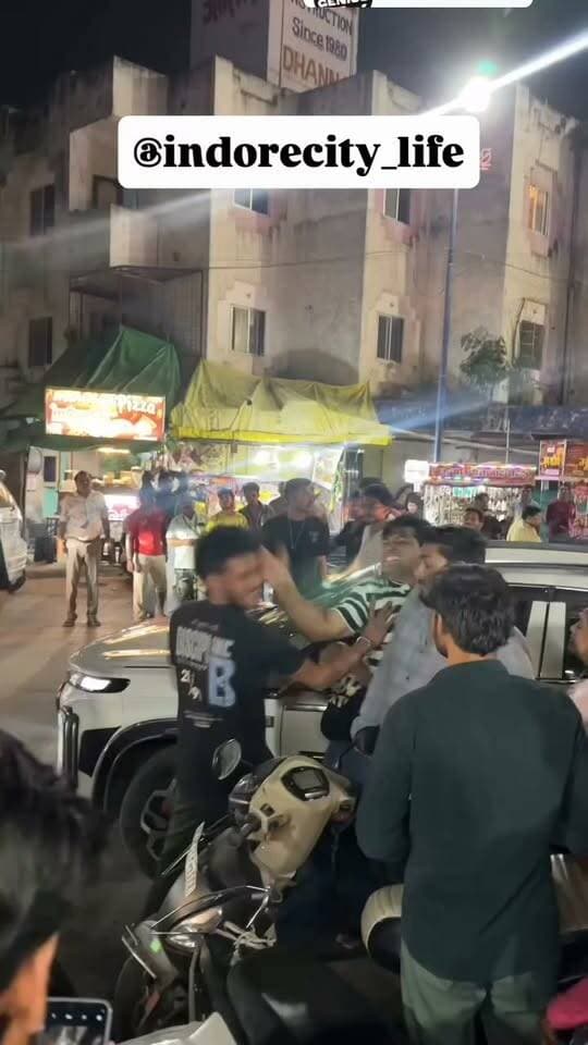 इंदौर तत्काल का मामला !!!! बापट चोराहे पर गाड़ी पर हमला नशे में लड़के ने कार का काच फोड़ा पूरा बापट चौराहा हुआ जाम !!!! करीबन 1 घंटा चला विवाद #fight #indore #indorecity