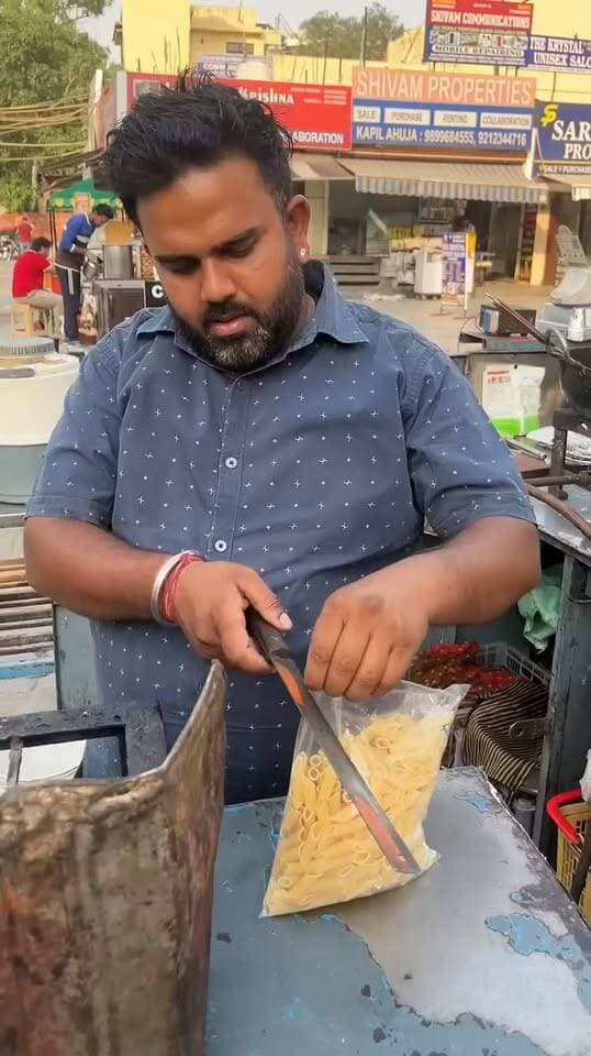 Delhi’s Famous Green Sauce Pasta 😋🔥 In Just ₹200 | Babbu Momos, Vivek Vihar
#GreenSaucePasta #PastaLovers #DelhiStreetFood #DelhiFood #VivekVihar #BabbuMomos #StreetFood #IndianStreetFood #Foodie #FoodShorts