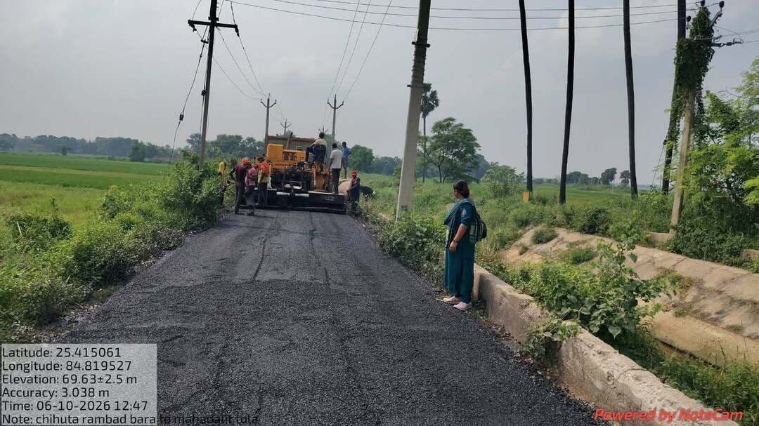 बाढ़ एवं अत्यधिक वर्षा से क्षतिग्रस्त सड़कों की तेजी से हो रही मरम्मति
बाढ़ एवं अत्यधिक वर्षा के कारण क्षतिग्रस्त सड़कों की मरम्मति का कार्य पटना जिला में मिशन मोड में तेज गति से संचालित किया जा रहा है। जिला प्रशासन द्वारा पथ निर्माण विभाग एवं ग्रामीण कार्य विभाग के सभी संबंधित प्रमंडलों के साथ निरंतर समन्वय एवं नियमित समीक्षा के माध्यम से मरम्मति कार्यों में तेजी लाई जा रही है, ताकि आमजन को आवागमन में किसी प्रकार की कठिनाई का सामना न करना पड़े।
जिला अंतर्गत सड़क निर्माण से संबंधित विभिन्न प्रमंडलों द्वारा कुल 1,103 स्थलों पर सड़कों की मरम्मति के लिए चिन्हित किया गया था, जिनमें से 555 स्थलों पर मरम्मति कार्य पूर्ण कर लिया गया है। अब तक मरम्मति की जा चुकी सड़कों की कुल लंबाई 105 किलोमीटर से अधिक है। शेष चिन्हित स्थलों पर भी मरम्मति कार्य तेजी से जारी है।
ग्रामीण कार्य विभाग के पटना प्रमंडल के अंतर्गत मरम्मति के लिए चिन्हित 96 स्थलों में से 53 स्थलों पर कार्य पूर्ण हो चुका है। मसौढ़ी प्रमंडल में चिन्हित 18 स्थलों में से 11, दानापुर प्रमंडल में 16 में से 8 तथा पालीगंज प्रमंडल में चिन्हित 73 स्थलों में से 17 स्थलों पर मरम्मति कार्य पूरा किया जा चुका है। वहीं, बाढ़ प्रमंडल के अंतर्गत चिन्हित 166 स्थलों में से 6 स्थलों पर कार्य पूर्ण हो गया है तथा शेष स्थलों पर कार्य प्रगति पर है।
इसी प्रकार, पथ निर्माण विभाग के पटना सिटी प्रमंडल के अंतर्गत चिन्हित 120 स्थलों में से 109 स्थलों पर मरम्मति कार्य पूरा कर लिया गया है। पश्चिमी प्रमंडल के अंतर्गत चिन्हित सभी 129 स्थलों पर मरम्मति कार्य पूर्ण हो चुका है। वहीं, न्यू कैपिटल प्रमंडल के अंतर्गत चिन्हित 355 स्थलों में से 92 स्थलों पर कार्य पूरा किया जा चुका है तथा शेष स्थलों पर मरम्मति कार्य तेजी से चल रहा है।
NHAI के द्वारा चिन्हित 130 स्थलों में सबकी मरम्मति हो चुकी है
जिलाधिकारी श्री कुंदन कुमार ने सभी संबंधित कार्यपालक अभियंताओं को निर्देश दिया है कि क्षतिग्रस्त सड़कों की मरम्मति का कार्य निर्धारित समय-सीमा के भीतर गुणवत्तापूर्ण ढंग से पूर्ण करना सुनिश्चित करें। उन्होंने स्पष्ट रूप से कहा है कि सड़क मरम्मति कार्य में गुणवत्ता एवं समयबद्धता का विशेष ध्यान रखा जाए, ताकि आम नागरिकों को शीघ्र सुगम एवं सुरक्षित आवागमन की सुविधा उपलब्ध हो सके।
जिलाधिकारी ने सभी अनुमंडल पदाधिकारियों को भी निर्देश दिया है कि उनके क्षेत्र में यदि ऐसी कोई सड़क चिन्हित होती है, जिसकी मरम्मति आवश्यक है, लेकिन वह वर्तमान सूची में शामिल नहीं है, तो ऐसी सड़कों की सूची तत्काल संबंधित कार्यपालक अभियंताओं को उपलब्ध कराई जाए। इसका उद्देश्य यह सुनिश्चित करना है कि कोई भी आवश्यक सड़क मरम्मति से वंचित न रहे तथा आमजन को अधिकतम सुविधा मिल सके।
जिला प्रशासन द्वारा सड़क मरम्मति अभियान की निरंतर निगरानी की जा रही है। संबंधित विभागों को आपसी समन्वय के साथ कार्य करते हुए शेष क्षतिग्रस्त सड़कों की मरम्मति शीघ्र पूर्ण करने का निर्देश दिया गया है, ताकि बाढ़ एवं अत्यधिक वर्षा के कारण उत्पन्न हुई आवागमन संबंधी कठिनाइयों को जल्द से जल्द दूर कर सड़कों की स्थिति सामान्य एवं आवागमन को सुगम बनाया जा सके।