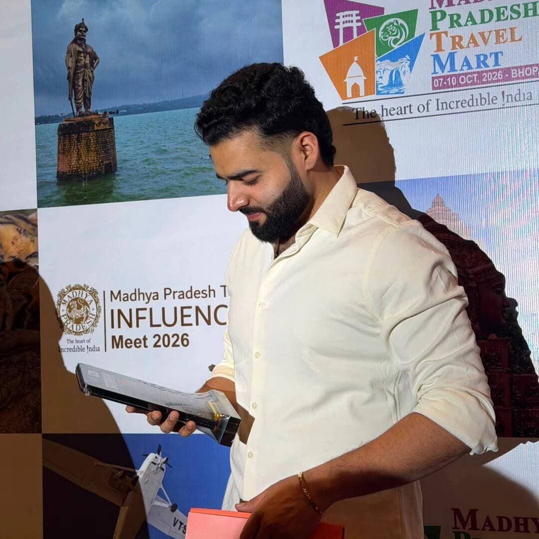 MP Tourism Influencer Meet में छतरपुर का नाम रोशन, विकाश तिवारी सम्मानित
भोपाल में आयोजित MP Tourism Influencer Meet में छतरपुर के एकमात्र प्रतिनिधि एवं इन्फ्लुएंसर श्री विकाश तिवारी जी को सम्मानित किया गया।
मध्यप्रदेश सरकार एवं MP Tourism की ओर से आयोजित इस विशेष आयोजन में छतरपुर एवं बुंदेलखंड की प्राकृतिक, सांस्कृतिक और ऐतिहासिक विरासत को रचनात्मक कंटेंट के माध्यम से देश-दुनिया तक पहुंचाने के लिए विकाश तिवारी को सम्मान प्रदान किया गया।
विकाश तिवारी द्वारा बुंदेलखंड के पर्यटन स्थलों, संस्कृति, परंपराओं और ऐतिहासिक विरासत को सोशल मीडिया के माध्यम से लोगों तक पहुंचाने का कार्य किया जा रहा है। उनके इस प्रयास को MP Tourism Influencer Meet में सम्मान के रूप में पहचान मिली।
यह सम्मान उनके व्यक्तिगत योगदान के साथ-साथ छतरपुर और पूरे बुंदेलखंड क्षेत्र के लिए भी गौरव का विषय माना जा रहा है।
MP Tourism और मध्यप्रदेश सरकार की ओर से पर्यटन को बढ़ावा देने तथा स्थानीय प्रतिभाओं और कंटेंट क्रिएटर्स को प्रोत्साहित करने के लिए आयोजित इस पहल की भी सराहना की जा रही है।