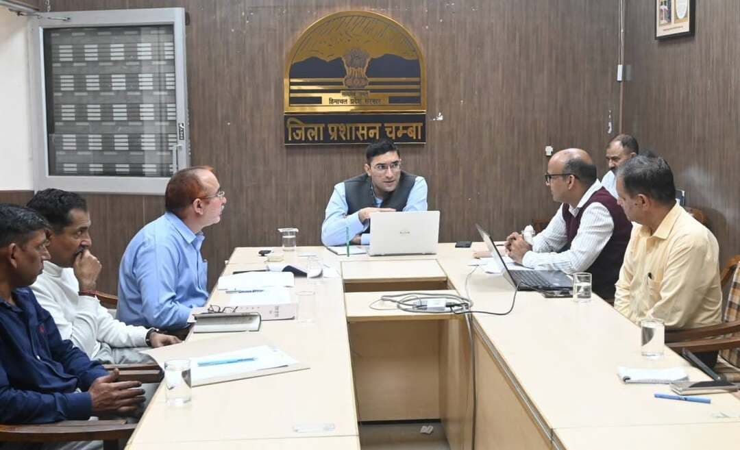 चंबा में प्लास्टिक कचरा प्रबंधन को लेकर प्रशासन सख्त, डोर-टू-डोर संग्रहण पर जोर
159 ग्राम पंचायतों में प्लास्टिक कचरा प्रबंधन के लिए एडॉप्शन प्रक्रिया पूरी, भरमौर से दो माह में 102 टन प्लास्टिक सीमेंट प्लांट भेजा गया
चंबा, अक्तूबर 7। उपायुक्त मुकेश रेपस्वाल ने जिले में प्लास्टिक कचरे के प्रभावी प्रबंधन को लेकर संबंधित अधिकारियों को डोर-टू-डोर संग्रहण व्यवस्था को मजबूत करने के निर्देश दिए हैं। उन्होंने कहा कि स्वच्छ भारत मिशन-ग्रामीण के अंतर्गत ठोस कचरा प्रबंधन नियम, 2026 के प्रावधानों के तहत एडॉप्टेड ग्राम पंचायतों में प्लास्टिक कचरे का नियमित एवं प्रभावी डोर-टू-डोर संग्रहण सुनिश्चित किया जाए।
उपायुक्त मंगलवार को ग्रामीण विकास विभाग द्वारा जिले में कार्यान्वित की जा रही विभिन्न योजनाओं की समीक्षा के लिए राष्ट्रीय सूचना विज्ञान केंद्र के वीडियो कॉन्फ्रेंसिंग कक्ष में खंड विकास अधिकारियों के साथ आयोजित समीक्षा बैठक की अध्यक्षता कर रहे थे।
बैठक में उन्होंने विकासखंड स्तर पर प्लास्टिक कचरे के डोर-टू-डोर संग्रहण की प्रगति की समीक्षा की और खंड विकास अधिकारियों से अब तक उठाए गए कदमों की जानकारी ली। उन्होंने प्रथम चरण में सेमी-अर्बन क्षेत्रों में प्लास्टिक कचरे के संग्रहण को प्राथमिकता देने के निर्देश दिए। साथ ही प्लास्टिक वेस्ट प्रबंधन स्थलों और मासिक शुल्क की व्यवस्था की भी समीक्षा की गई।
159 पंचायतों में एडॉप्शन प्रक्रिया पूरी
उपायुक्त मुकेश रेपस्वाल ने बताया कि स्वच्छ भारत मिशन-ग्रामीण के तहत ठोस कचरा प्रबंधन नियम, 2026 के प्रावधानों के अनुसार जिले की 159 ग्राम पंचायतों में प्लास्टिक कचरा प्रबंधन के लिए एडॉप्शन प्रक्रिया पूरी की जा चुकी है। उन्होंने निर्देश दिए कि आगामी ग्राम सभा बैठकों में शेष पंचायतों में भी इन प्रावधानों को लागू करने के लिए एडॉप्शन प्रक्रिया पूरी की जाए।
उन्होंने बताया कि विकासखंड भरमौर में पिछले दो माह के दौरान करीब 102 टन प्लास्टिक कचरा सीमेंट प्लांट को भेजा गया है, जिसमें मणिमहेश यात्रा के दौरान एकत्रित प्लास्टिक कचरा भी शामिल है। इसी तरह विकासखंड चंबा में करीब 30 क्विंटल प्लास्टिक कचरा एकत्रित कर सीमेंट प्लांट भेजा गया है, जबकि सलूणी विकासखंड में दो क्विंटल बेल्ड प्लास्टिक कचरा एकत्रित किया गया है।
कई क्षेत्रों में शुरू हुआ डोर-टू-डोर संग्रहण
उपायुक्त ने बताया कि तीसा विकासखंड की ग्राम पंचायत भंजराडू और तीसा-1 तथा भरमौर विकासखंड की ग्राम पंचायत भरमौर और होली में प्लास्टिक कचरे का डोर-टू-डोर एकत्रीकरण शुरू हो चुका है। भटियात विकासखंड की सिहुन्ता और छलाड़ा पंचायतों में पायलट आधार पर जल्द ही यह व्यवस्था शुरू की जाएगी।
मैहला विकासखंड में एक नवंबर से प्लास्टिक कचरे का डोर-टू-डोर संग्रहण शुरू किया जाएगा। वहीं पांगी विकासखंड में इसके लिए चार जोन चिन्हित किए गए हैं।
पीएम आवास योजना के लक्ष्यों को समयबद्ध पूरा करने के निर्देश
समीक्षा बैठक में उपायुक्त ने प्रधानमंत्री आवास योजना-ग्रामीण की भी समीक्षा की। उन्होंने संबंधित अधिकारियों को विशेष फोकस के साथ टारगेटेड अप्रोच अपनाने और निर्धारित लक्ष्यों को समयबद्ध तरीके से पूरा करने के निर्देश दिए।
उन्होंने मुख्यमंत्री अपना परिवार सुखी परिवार योजना के तहत ऑनलाइन डाटा एंट्री प्रक्रिया को भी शीघ्र पूरा करने को कहा। इसके अतिरिक्त विभिन्न विकासखंडों में लंबित कार्यों और विभागीय जांच से संबंधित मामलों की समीक्षा करते हुए उन्होंने इनके समयबद्ध निस्तारण के निर्देश दिए।
बैठक में खंड विकास अधिकारी भरमौर, पांगी, तीसा, भटियात और सलूणी वर्चुअल माध्यम से जुड़े। जिला विकास अधिकारी तेवेंद्र चनोरिया, अर्थशास्त्री विनोद कुमार, खंड विकास अधिकारी चंबा महेश ठाकुर, मैहला के खंड विकास अधिकारी डॉ. बशीर खान सहित विभिन्न विभागीय अधिकारी भी उपस्थित रहे।
#Chamba #HimachalPradesh #PlasticWasteManagement #SwachhBharatMission #RuralDevelopment #SolidWasteManagement #DoorToDoorCollection #CleanChamba #SwachhHimachal #HimachalNews