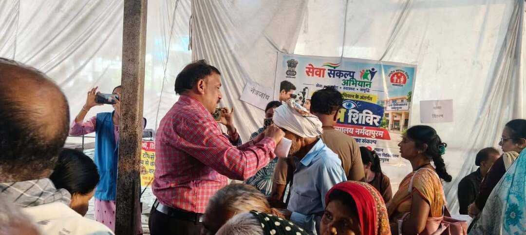 सेवा संकल्प अभियान के तहत जिले में विभिन्न स्थानों पर विशाल नेत्र शिविर आयोजित
2225 नागरिकों की हुई नेत्र जांच, 80 संभावित मोतियाबिंद मरीज चिन्हित, 576 लोगों को वितरित किए गए निःशुल्क चश्मे
जन-जन तक बेहतर स्वास्थ्य सुविधाएं पहुंचाने तथा नेत्र संबंधी समस्याओं की समय पर पहचान और उपचार के उद्देश्य से सेवा संकल्प अभियान के अंतर्गत जिले में विशाल नेत्र रोग जांच एवं निःशुल्क चश्मा वितरण शिविर आयोजित किए गए। जिला मुख्यालय सहित बनखेड़ी, पिपरिया, सोहागपुर एवं सुखतवा में आयोजित शिविरों में बड़ी संख्या में नागरिकों ने पहुंचकर नेत्र परीक्षण कराया।
जिले की चारों विधानसभा क्षेत्रों में 9 स्थानों पर आयोजित नेत्र शिविरों में कुल 2225 नागरिकों की नेत्र जांच की गई। जांच के दौरान 80 संभावित मोतियाबिंद मरीज चिन्हित किए गए, जिनका निःशुल्क ऑपरेशन कराया जाएगा। वहीं 576 नागरिकों को निःशुल्क चश्मे वितरित किए गए।
जिला अस्पताल नर्मदापुरम में आयोजित शिविर का शुभारंभ पूर्व विधानसभा अध्यक्ष एवं नर्मदापुरम विधायक डॉ. सीतासरन शर्मा, राज्यसभा सांसद माया नारोलिया, नगर पालिका अध्यक्ष नीतू यादव, जनपद अध्यक्ष भूपेंद्र चौकसे, सांसद प्रतिनिधि अभिलाष दुबे, सभापति उमेश यादव, प्रसन्न हर्णे, गजेंद्र चौहान, अर्पित मालवीय, रोहित गोर सहित अन्य जनप्रतिनिधियों एवं मुख्य चिकित्सा एवं स्वास्थ्य अधिकारी डॉ. नरसिंह गेहलोत, सिविल सर्जन डॉ. सुनीता कामले, जिला आयुष अधिकारी डॉ. श्रीराम करोंजिया, नेत्र रोग विशेषज्ञ डॉ. ऋचा गौर एवं आरएमओ डॉ. गजेंद्र यादव द्वारा किया गया। कार्यक्रम का संचालन निश्चेतना विशेषज्ञ डॉ. राजेश माहेश्वरी ने किया।
कार्यक्रम में अतिथियों द्वारा दीप प्रज्ज्वलित कर मां सरस्वती की प्रतिमा पर पुष्प अर्पित किए गए और शिविर का शुभारंभ किया गया। शिविर में विशेषज्ञ चिकित्सकों एवं स्वास्थ्य विभाग की टीम द्वारा नागरिकों की नेत्र जांच, दृष्टि परीक्षण एवं आवश्यक चिकित्सकीय परामर्श प्रदान किया गया। जिन हितग्राहियों को चश्मे की आवश्यकता पाई गई, उन्हें निःशुल्क चश्मे वितरित किए गए। आवश्यकता के अनुसार मरीजों को आगे की जांच एवं उपचार के लिए भी मार्गदर्शन दिया गया।
इस अवसर पर नागरिकों को नेत्र स्वास्थ्य के प्रति जागरूक करते हुए नियमित रूप से आंखों की जांच कराने तथा नेत्र संबंधी किसी भी समस्या को नजरअंदाज न करने की अपील की गई। वक्ताओं ने कहा कि इस प्रकार के स्वास्थ्य शिविरों के माध्यम से जरूरतमंद लोगों तक स्वास्थ्य सेवाएं पहुंचाने में मदद मिलती है। विशेष रूप से ऐसे नागरिकों को इन शिविरों का लाभ मिलता है, जिन्हें समय पर नेत्र जांच एवं चश्मे की सुविधा उपलब्ध नहीं हो पाती।
#सेवा_संकल्प_अभियान #SevaSankalpAbhiyan #narmadapuram
CM Madhya Pradesh
Dr Mohan Yadav
Jansampark Madhya Pradesh
General Administration Department, MP Directorate of Health Services, Madhya Pradesh