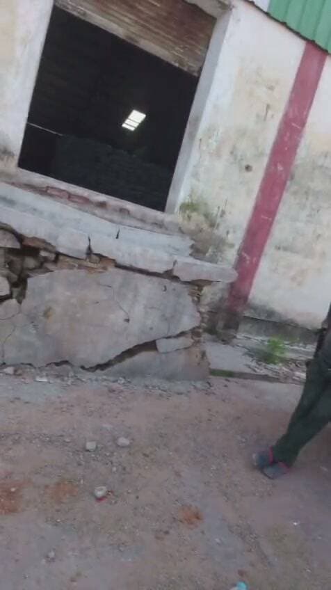 बिना टोकन-रसीद खुफिया गेट से निकल रही डीएपी
1350 की बोरी 1500 में देने का किसानों ने लगाए आरोप
छतरपुर। सटई रोड स्थित कृषि उपज मंडी के डीएपी गोदाम से खाद वितरण को लेकर सवाल खड़े हो रहे हैं। आरोप है कि, गोदाम के एक खुफिया गेट से बिना टोकन और रसीद के डीएपी की बोरियां निकाली जाती हैं। बताया जा रहा है कि, यह शटर तभी खोला जाता है, जब बिना टोकन खाद बाहर निकालनी होती है। ऐसे में गोदाम की निगरानी व्यवस्था पर भी सवाल उठ रहे हैं। इतने बड़े गोदाम में सीसीटीवी कैमरे नहीं लगाए गए हैं।
सूत्रों के अनुसार, किसानों को 1350 रुपए कीमत वाली डीएपी आईपीएल की बोरी 1500 रुपए में गोदाम प्रभारी के द्वारा बेची गई हैं। जिसकी रिकॉर्डिंग भी किसानों के पास उपलब्ध है। अतिरिक्त राशि लिए जाने के आरोपों के बावजूद जांच में गोदाम प्रभारी को क्लीन चिट दिए जाने की बात सामने आ रही है। इससे जांच प्रक्रिया की निष्पक्षता पर भी सवाल उठ रहे हैं। किसानों का कहना है कि, पूरे मामले की निष्पक्ष जांच कराई जाए। साथ ही यह भी स्पष्ट किया जाए कि, निर्धारित कीमत से अधिक राशि लेने की शिकायतों पर अब तक क्या कार्रवाई हुई है। आखिर गोदाम प्रभारी सूर्य प्रताप सिंह चंदेल पर क्यों मेहरबान हैं जिले के अधिकारी।