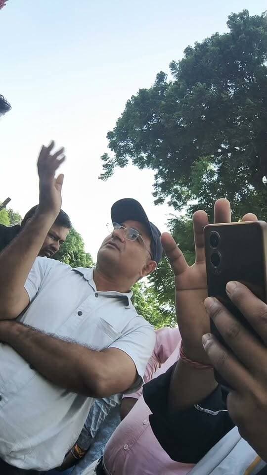 पटवारी साहब का नया नियम: फोन उठाना है या नहीं, यह भी अब ‘मन की सरकार’ तय करेगी!
छतरपुर। जिले में ग्रामीणों की परेशानियां कम होने का नाम नहीं ले रही हैं। ग्रामीणों का आरोप है कि कई पटवारियों से संपर्क करना किसी सरकारी कार्यालय से काम कराने से कम मुश्किल नहीं है। फोन लगाया तो उठेगा या नहीं—यह पटवारी साहब के मूड पर निर्भर बताया जा रहा है।
बताया जा रहा है कि कुछ पटवारियों का तर्क है—“हम ग्रामीणों का फोन क्यों उठाएं? मन होगा तो उठाएंगे, नहीं होगा तो नहीं उठाएंगे।” अब सवाल यह है कि जब जमीन, मकान और राजस्व संबंधी काम के लिए ग्रामीणों को पटवारी की जरूरत पड़ती है, तो आखिर संपर्क का रास्ता क्या हो?
दूसरी तरफ, कुछ पटवारियों की ओर से पत्रकारों पर भी आरोप लगाए जाने की बात सामने आ रही है कि “पत्रकार पैसे लेकर खबरें चलाते हैं।” सवाल यह है कि यदि ऐसा कोई आरोप है तो क्या संबंधित पटवारी इसके समर्थन में कोई ठोस प्रमाण भी सार्वजनिक करेंगे?
क्योंकि पत्रकार जब कैमरा लेकर पटवारियों की मांगों और समस्याओं को सरकार तक पहुंचाने के लिए उनके सामने खड़े होते हैं, उनकी खबरें चलाते हैं और उनकी आवाज प्रशासन तक पहुंचाने की कोशिश करते हैं, तो उन्हीं पत्रकारों पर पैसे लेकर खबर चलाने का आरोप लगना अपने आप में गंभीर सवाल खड़ा करता है।
अब जरा दूसरा पहलू भी देखिए। ग्रामीणों की शिकायतें लेकर हर मंगलवार कलेक्टर की जनसुनवाई में पहुंचने की तस्वीरें और शिकायतें सामने आती रहती हैं। कहीं जमीन या मकान के रिकॉर्ड को लेकर विवाद, कहीं निजी जमीन के सरकारी रिकॉर्ड में दर्ज होने की शिकायत तो कहीं सरकारी जमीन के रिकॉर्ड को लेकर सवाल उठते हैं।
ऐसे में अगर कोई गरीब किसान या मजदूर पटवारी को फोन करता है और उसे जवाब मिले कि “फोन उठाना हमारी मर्जी है”, तो फिर ग्रामीण अपनी समस्या लेकर जाएं तो जाएं कहां?
और सबसे बड़ा सवाल—अगर पत्रकार पटवारियों की मांगों को लेकर खबर चलाते हैं, तो क्या वह खबर इसलिए गलत हो जाती है क्योंकि उससे किसी अधिकारी या कर्मचारी की जवाबदेही का सवाल खड़ा होता है?
पटवारी साहबों से भी एक छोटा-सा सवाल है—
अगर पत्रकार पैसे लेकर खबरें चलाते हैं, तो नाम बताइए, प्रमाण दिखाइए और शिकायत कीजिए।
लेकिन अगर प्रमाण नहीं हैं, तो क्या पूरे पत्रकार समाज पर ऐसा आरोप लगाना उचित है?
और पत्रकारों से भी सवाल है—अगर आप पटवारियों की समस्याओं पर खबर चला रहे हैं, तो क्या अब आपको यह भी बताना पड़ेगा कि खबर चलाने के बदले किससे कितने पैसे लिए?
क्योंकि लोकतंत्र में खबर का जवाब सबूत से दिया जाता है, आरोप से नहीं।
अब छतरपुर की जनता भी जानना चाहती है—पटवारी ग्रामीणों का फोन उठाएंगे, उनकी शिकायतें सुनेंगे और रिकॉर्ड की गलतियों को सुधारेंगे या फिर हर सवाल का जवाब सिर्फ यही होगा—“मन होगा तो करेंगे!”