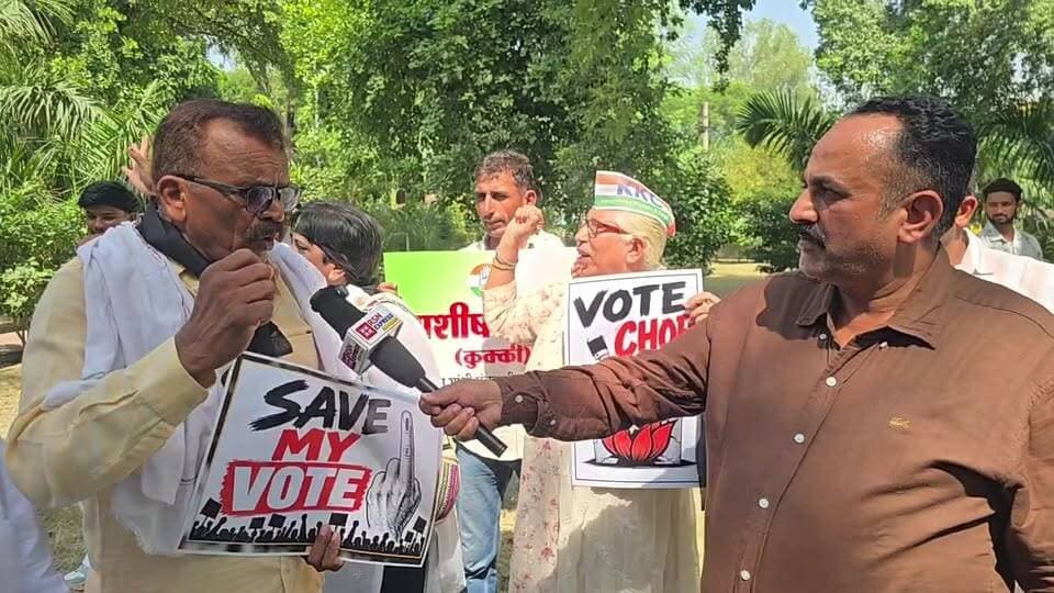 🔴 हिसार में कांग्रेस का बड़ा प्रदर्शन शुरू!
🔥 एसआईआर (SIR) और वोट चोरी के आरोपों को लेकर कांग्रेस का विरोध प्रदर्शन!
कांग्रेस कार्यकर्ताओं ने चुनावी प्रक्रिया को लेकर उठाए सवाल। आखिर क्या हैं कांग्रेस के आरोप और क्या हैं प्रदर्शनकारियों की मांगें? देखिए RSN EXPRESS की खास रिपोर्ट।
#Hisar #CongressProtest #SIR #VoteChori #HaryanaNews #RSNEXPRESS
