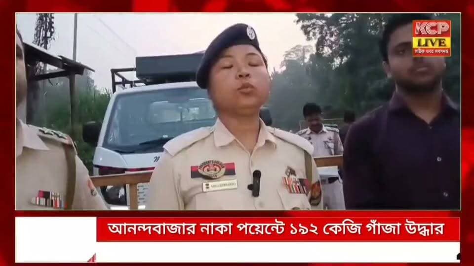 গোপাল সংবাদের ভিত্তিতে ধর্মনগরের আনন্দবাজার নাকা পয়েন্টে ১৯২ কেজি গাঁজা উদ্ধার,গ্রেফতার ২।
গোপন সংবাদের ভিত্তিতে বুধবার দুপুরে আনন্দবাজার নাকা পয়েন্টে যৌথ অভিযান চালিয়ে ১৯২ কেজি শুকনো গাঁজা উদ্ধার করেছে ধর্মনগর ও আনন্দবাজার থানার পুলিশ। TR 01 BC 1518 নম্বরের একটি গাড়ি তল্লাশি করে গাঁজাগুলি উদ্ধার করা হয়।
ঘটনায় আগরতলার বাসিন্দা জালাল উদ্দিন (২৭) ও মোমিন মিয়া (২৬)-কে আটক করা হয়েছে। এক্সিকিউটিভ ম্যাজিস্ট্রেট ও অন্যান্য আধিকারিকদের উপস্থিতিতে গাঁজা আইনানুগভাবে জব্দ করা হয়। ধর্মনগর থানার ওসি মীনা দেববর্মা জানান, উদ্ধার হওয়া গাঁজার আনুমানিক বাজারমূল্য ২০–২৫ লক্ষ টাকা। ঘটনার তদন্ত শুরু করেছে পুলিশ।
#dharmanagar #kanchanpur #panisagar #Kadamtala #kailashahar #churaibari #BreakingNews #khowai #agartala #tripura